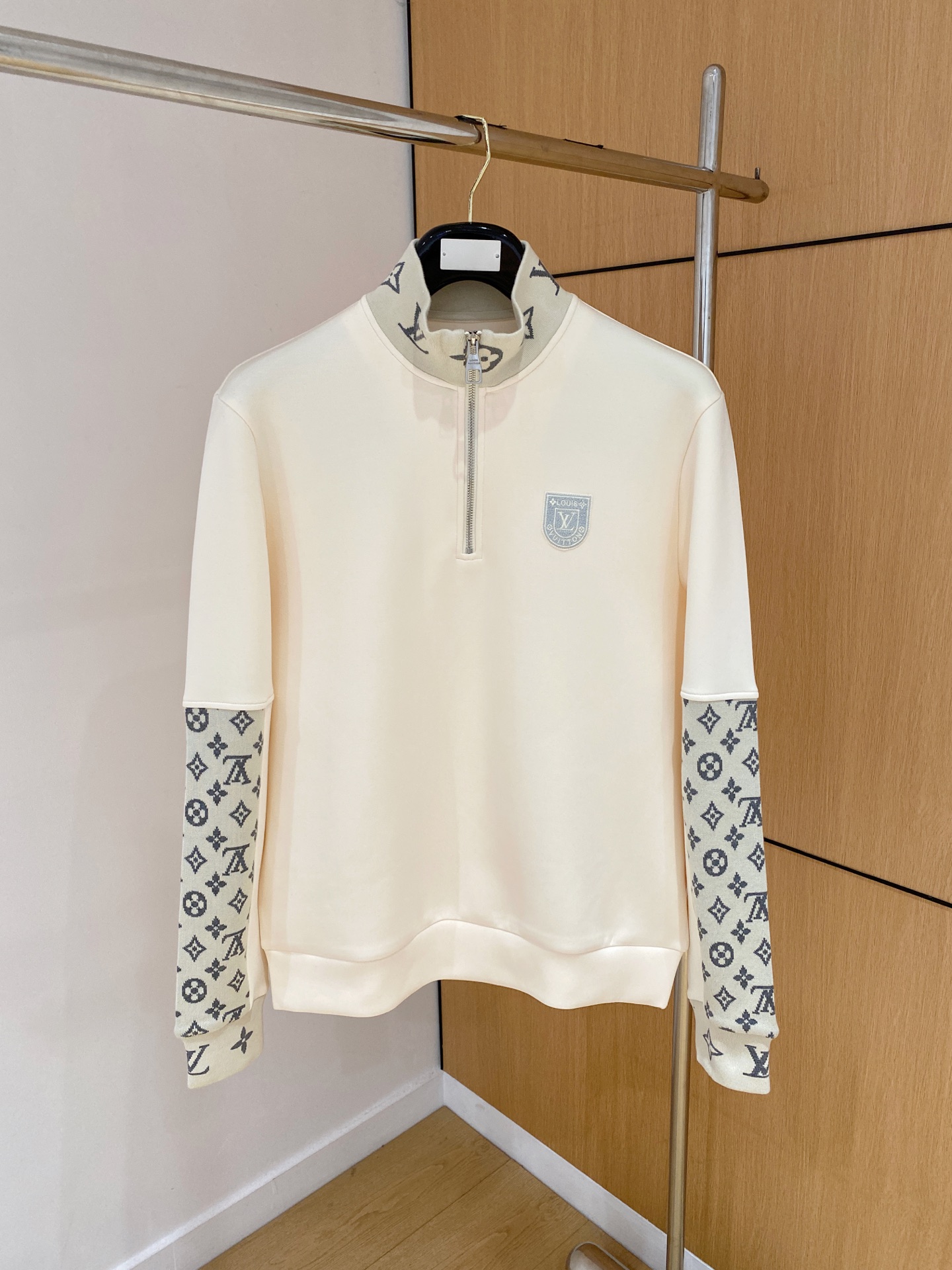 LV原單立領拼接衛衣白色款 一比一製作Monogram袖設計 秋冬高仿衛衣質感穿搭推薦