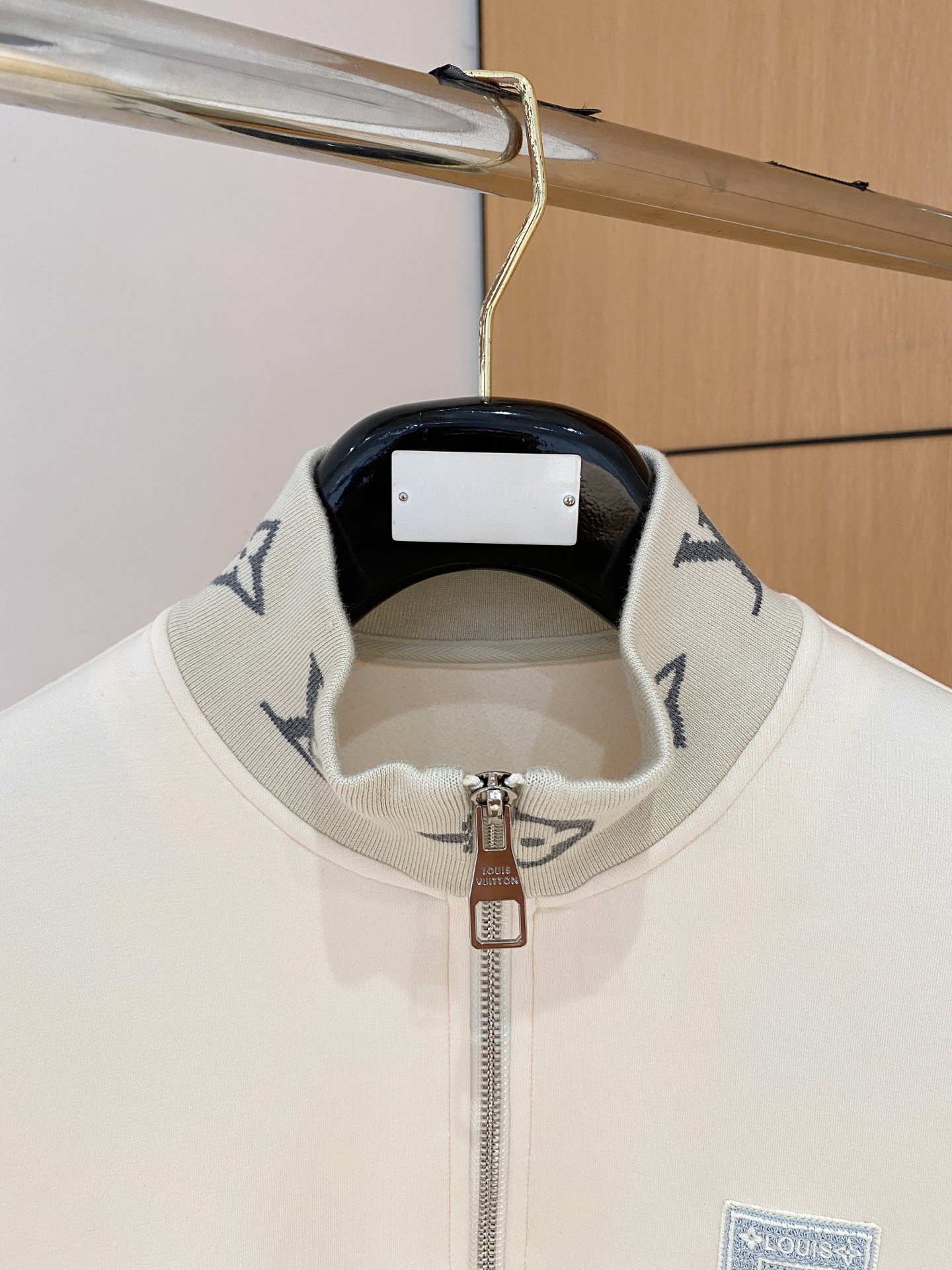 LV原單立領拼接衛衣白色款 一比一製作Monogram袖設計 秋冬高仿衛衣質感穿搭推薦|超A仿原單精品圖片 14 LV原單立領拼接衛衣白色款 一比一製作Monogram袖設計 秋冬高仿衛衣質感穿搭推薦|歐美奢侈品精品推薦