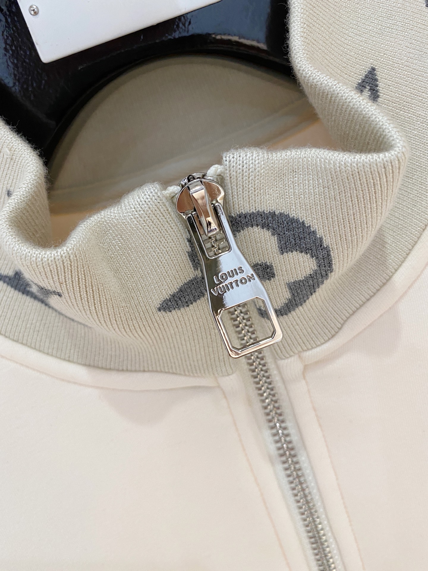 LV原單立領拼接衛衣白色款 一比一製作Monogram袖設計 秋冬高仿衛衣質感穿搭推薦｜歐美奢侈品精品推薦