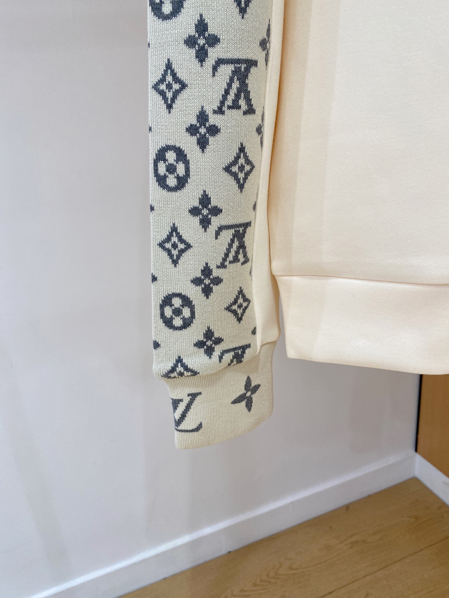 LV原單立領拼接衛衣白色款 一比一製作Monogram袖設計 秋冬高仿衛衣質感穿搭推薦｜歐美奢侈品精品推薦