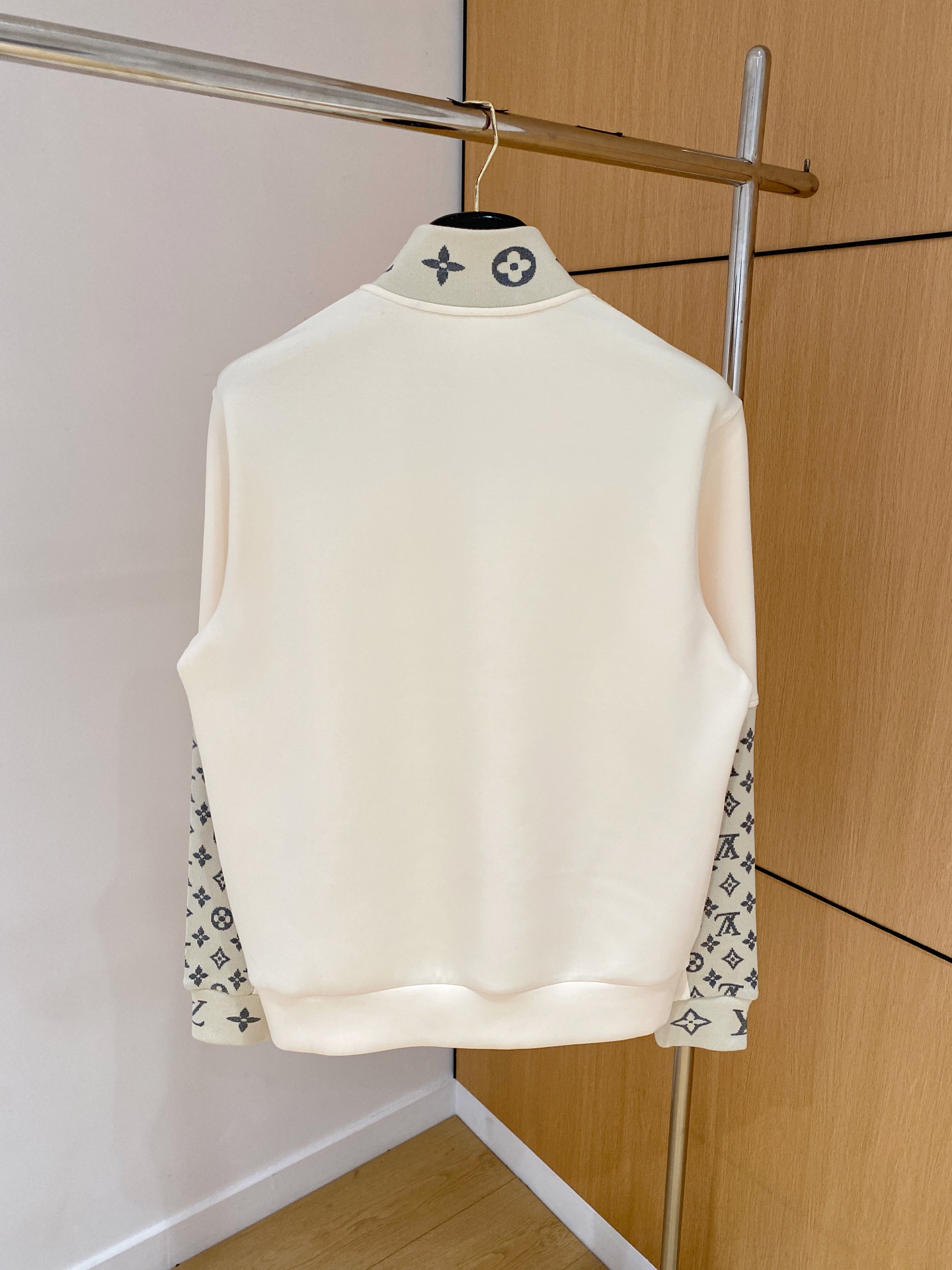 LV原單立領拼接衛衣白色款 一比一製作Monogram袖設計 秋冬高仿衛衣質感穿搭推薦｜歐美奢侈品精品推薦