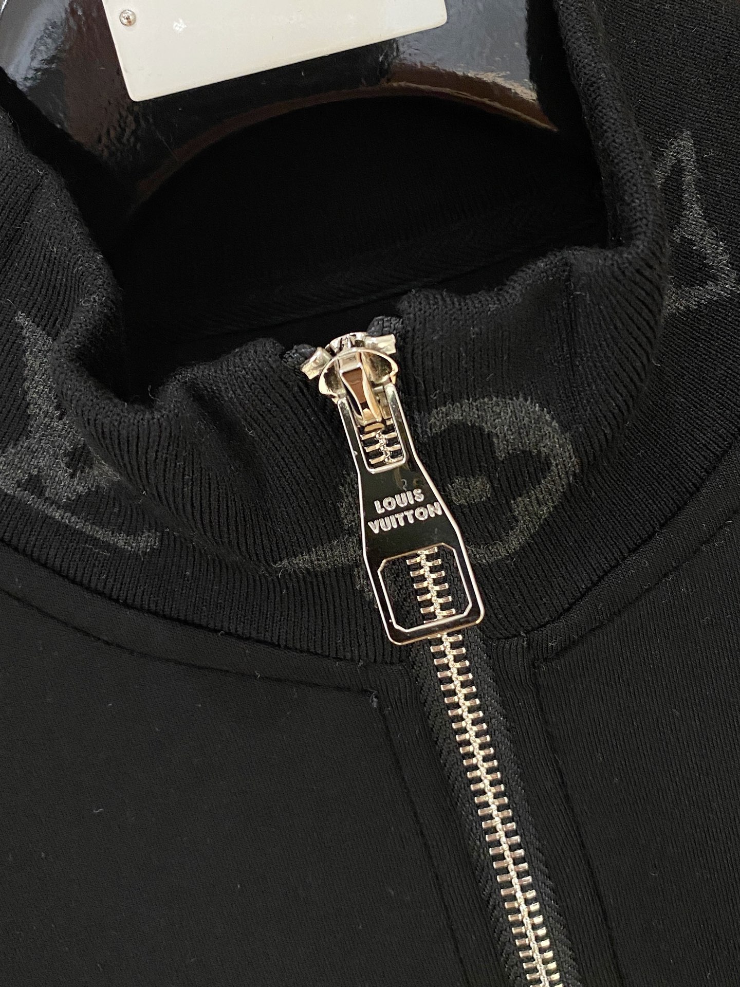 LV高仿立領衛衣黑色Monogram款式 秋冬新品推薦 一比一原單質感對版運動休閒上衣｜歐美奢侈品精品推薦