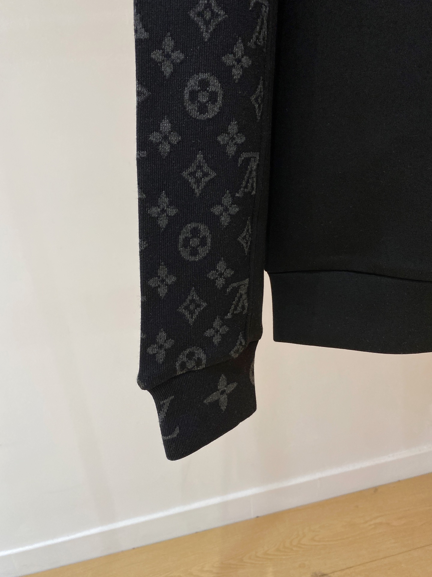 LV高仿立領衛衣黑色Monogram款式 秋冬新品推薦 一比一原單質感對版運動休閒上衣｜歐美奢侈品精品推薦