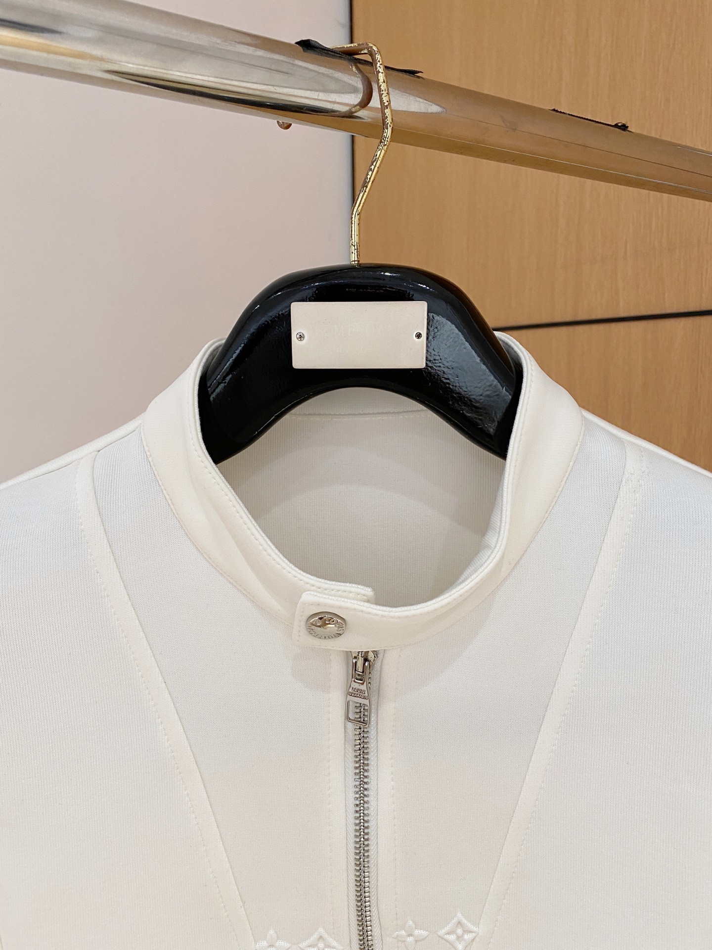 LV A貨白色立領拉鍊衛衣秋冬新品推薦 高仿精品百搭質感佳 真實對版舒適穿搭首選｜歐美奢侈品精品推薦