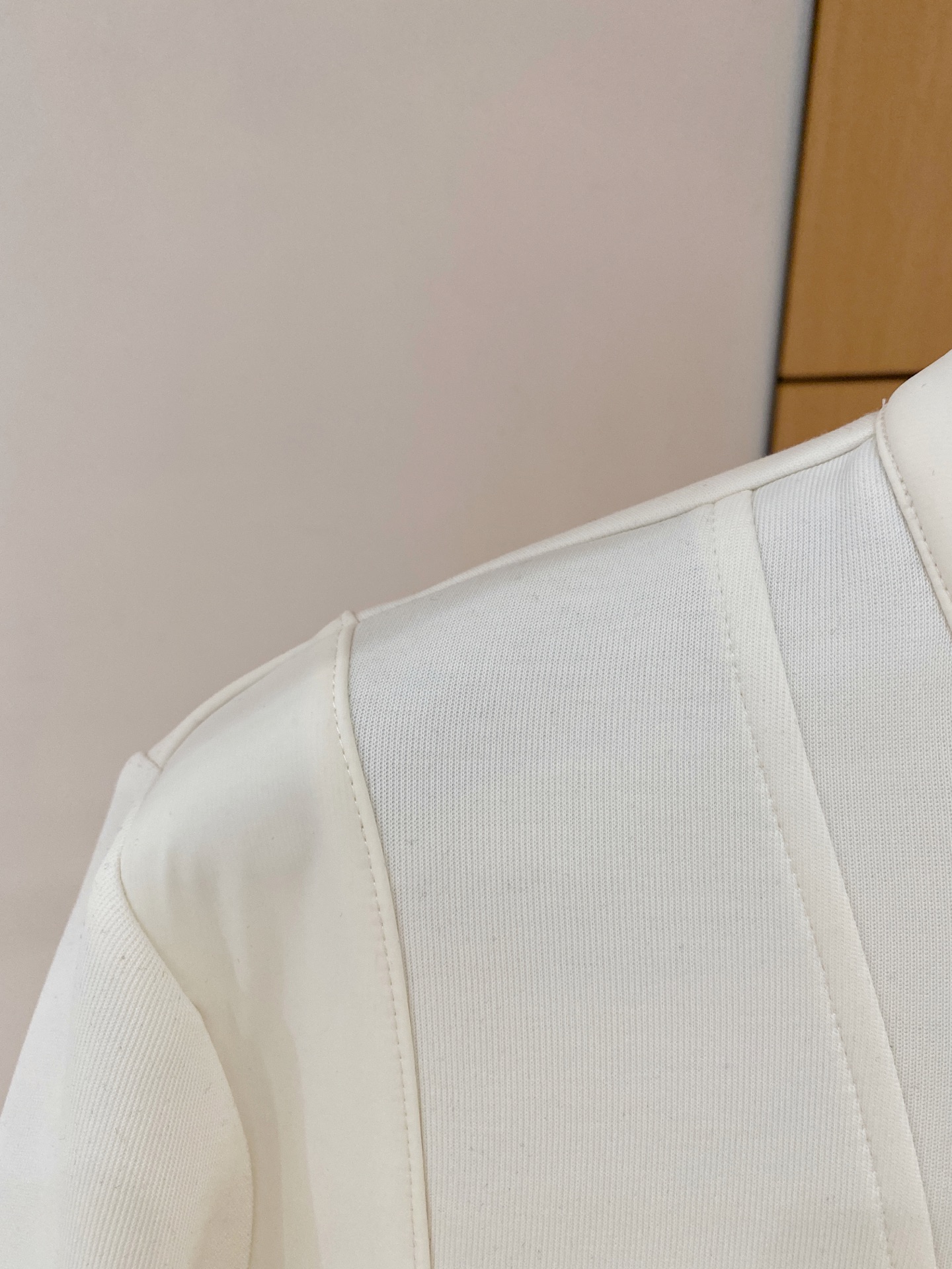 LV A貨白色立領拉鍊衛衣秋冬新品推薦 高仿精品百搭質感佳 真實對版舒適穿搭首選｜歐美奢侈品精品推薦