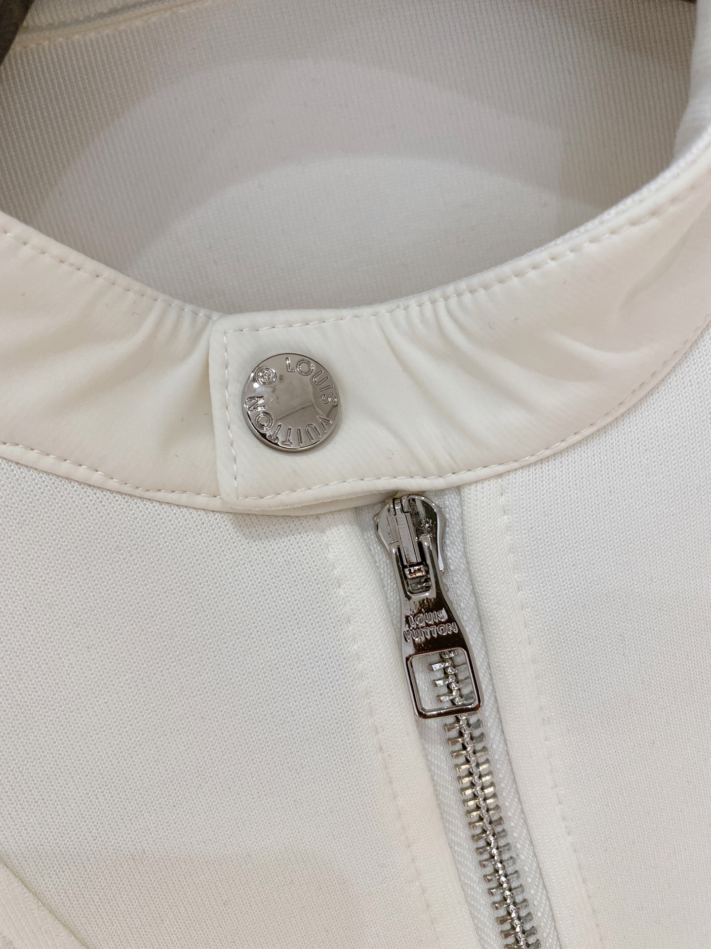 LV A貨白色立領拉鍊衛衣秋冬新品推薦 高仿精品百搭質感佳 真實對版舒適穿搭首選｜歐美奢侈品精品推薦