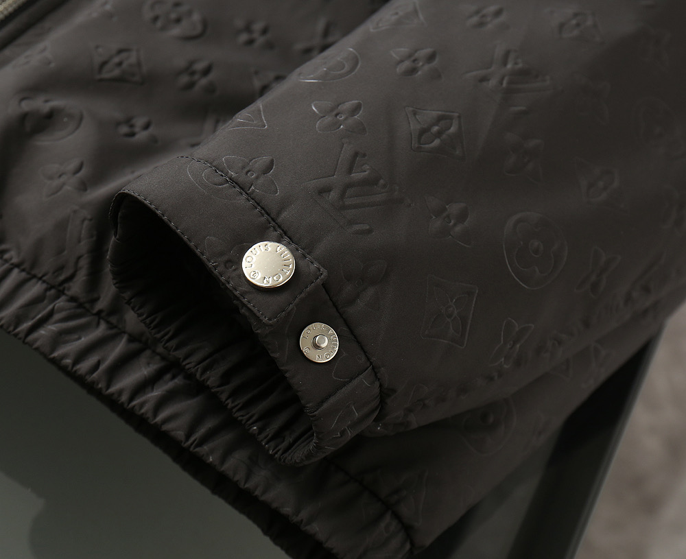 LV高仿連帽外套百搭黑色款時尚輕盈新作|超A仿原單精品圖片 10 LV高仿連帽外套百搭黑色款時尚輕盈新作|歐美奢侈品精品推薦