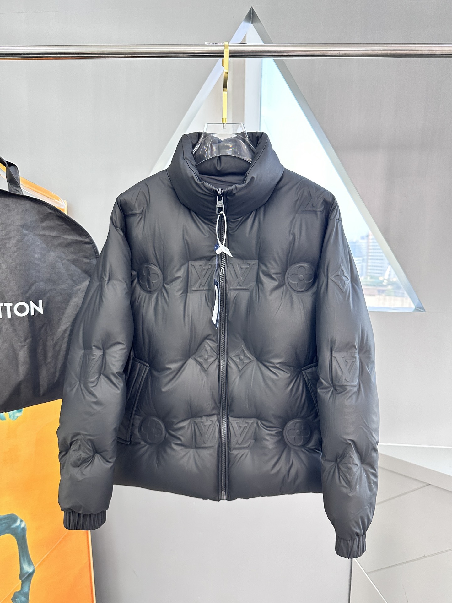 LV高仿壓紋羽絨外套極簡立領防寒設計|超A仿原單精品圖片 8 LV高仿壓紋羽絨外套極簡立領防寒設計|歐美奢侈品精品推薦