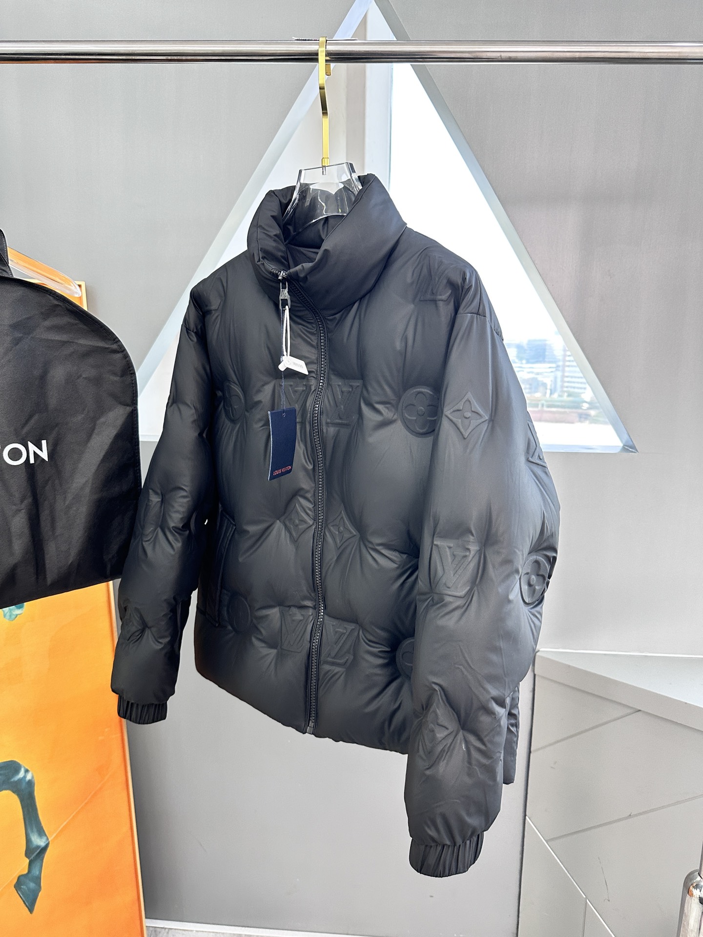 LV高仿壓紋羽絨外套極簡立領防寒設計|超A仿原單精品圖片 6 LV高仿壓紋羽絨外套極簡立領防寒設計|歐美奢侈品精品推薦