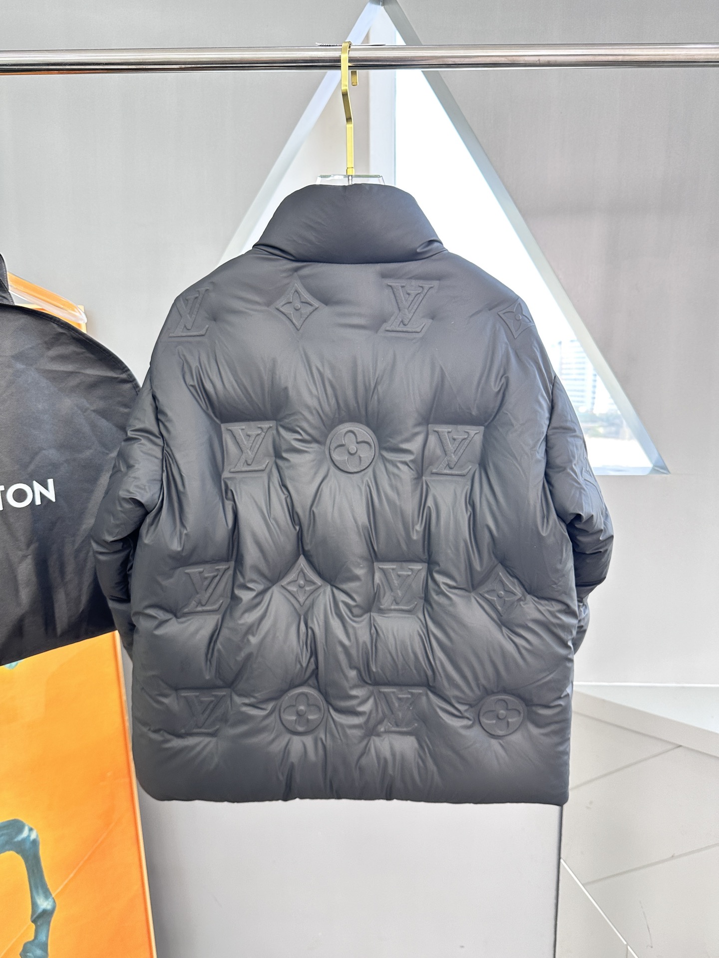 LV高仿壓紋羽絨外套極簡立領防寒設計|超A仿原單精品圖片 10 LV高仿壓紋羽絨外套極簡立領防寒設計|歐美奢侈品精品推薦