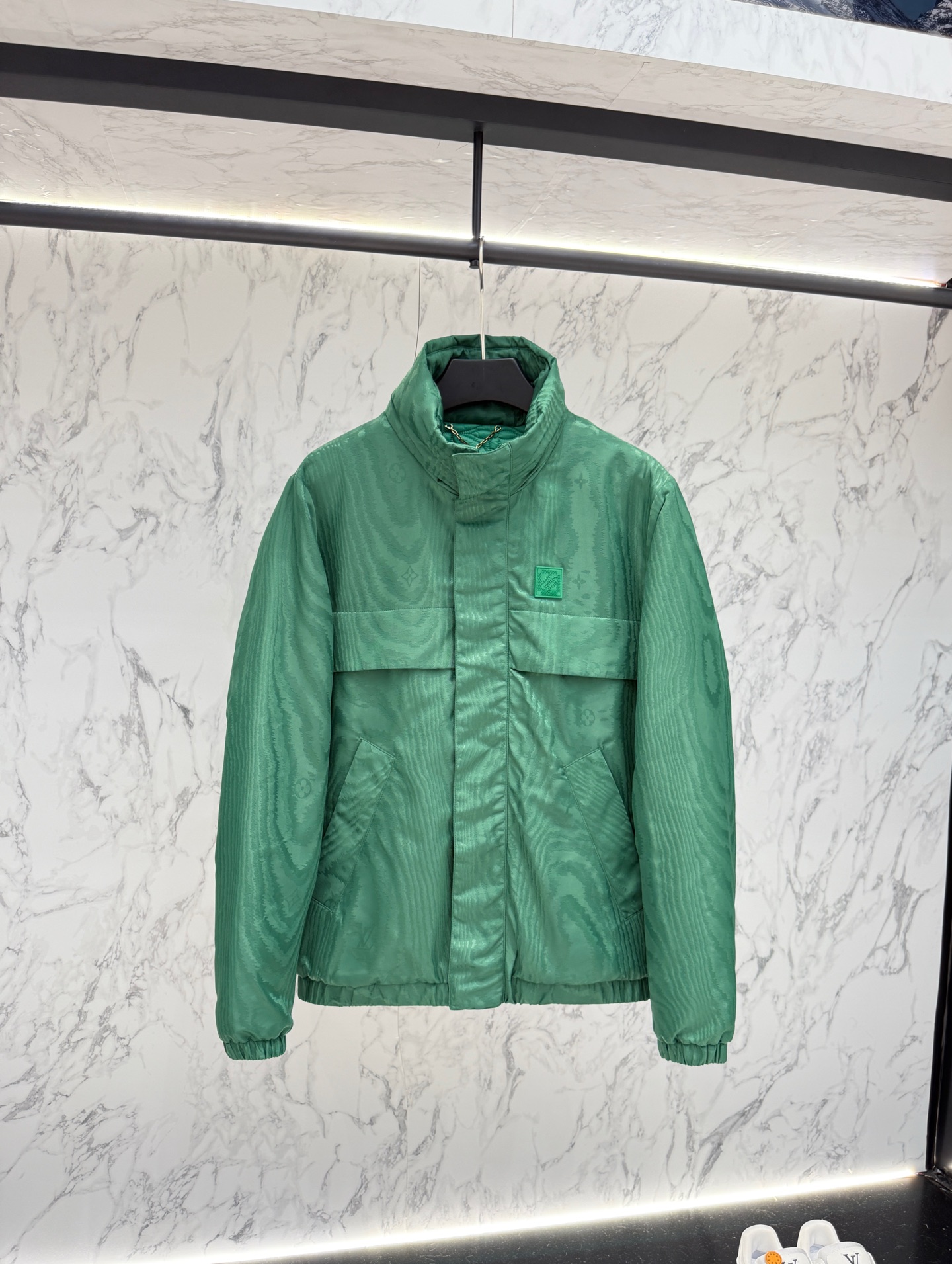LV高仿綠色立領外套時尚防風輕盈新款｜歐美奢侈品精品推薦