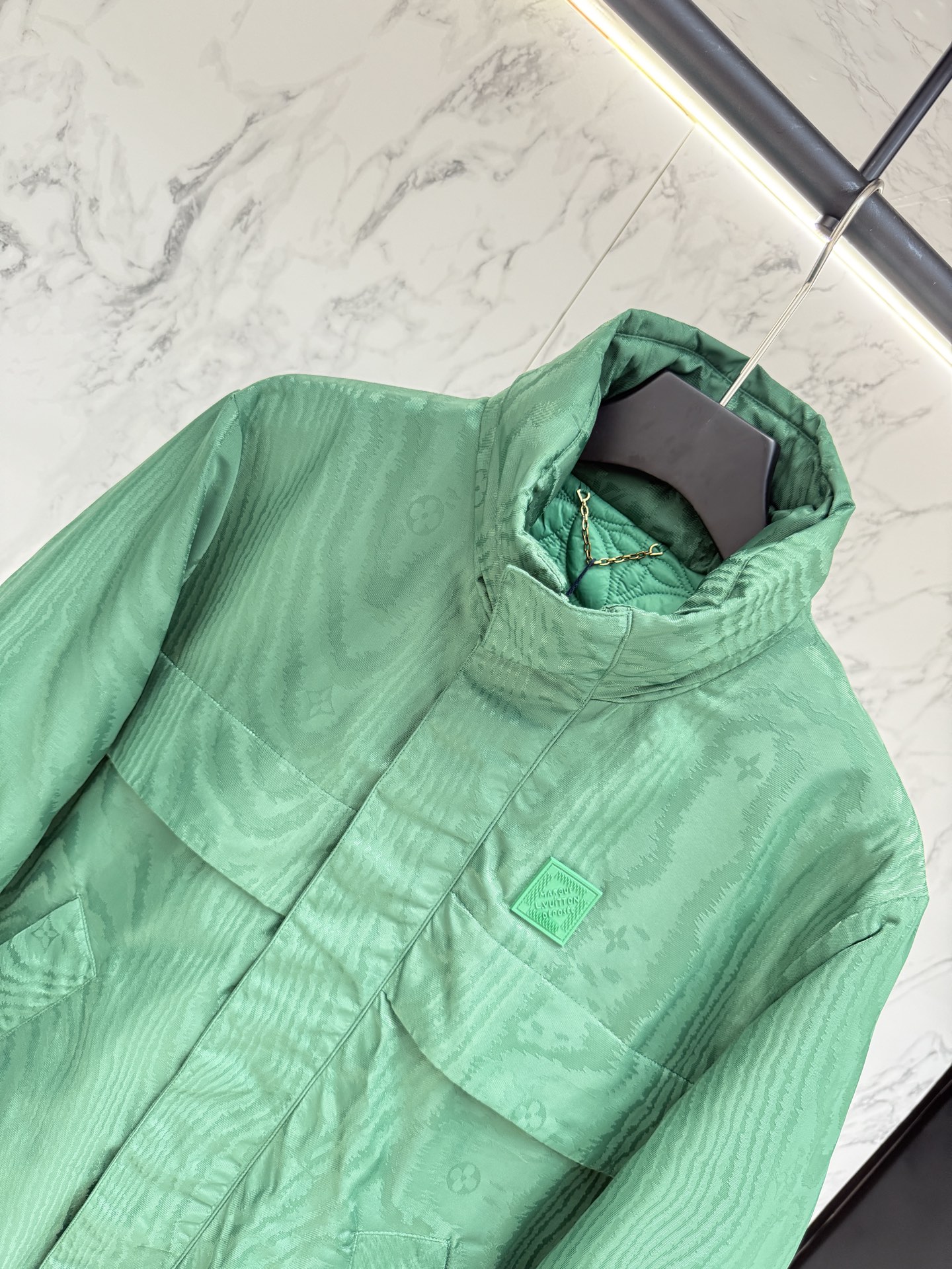 LV高仿綠色立領外套時尚防風輕盈新款｜歐美奢侈品精品推薦