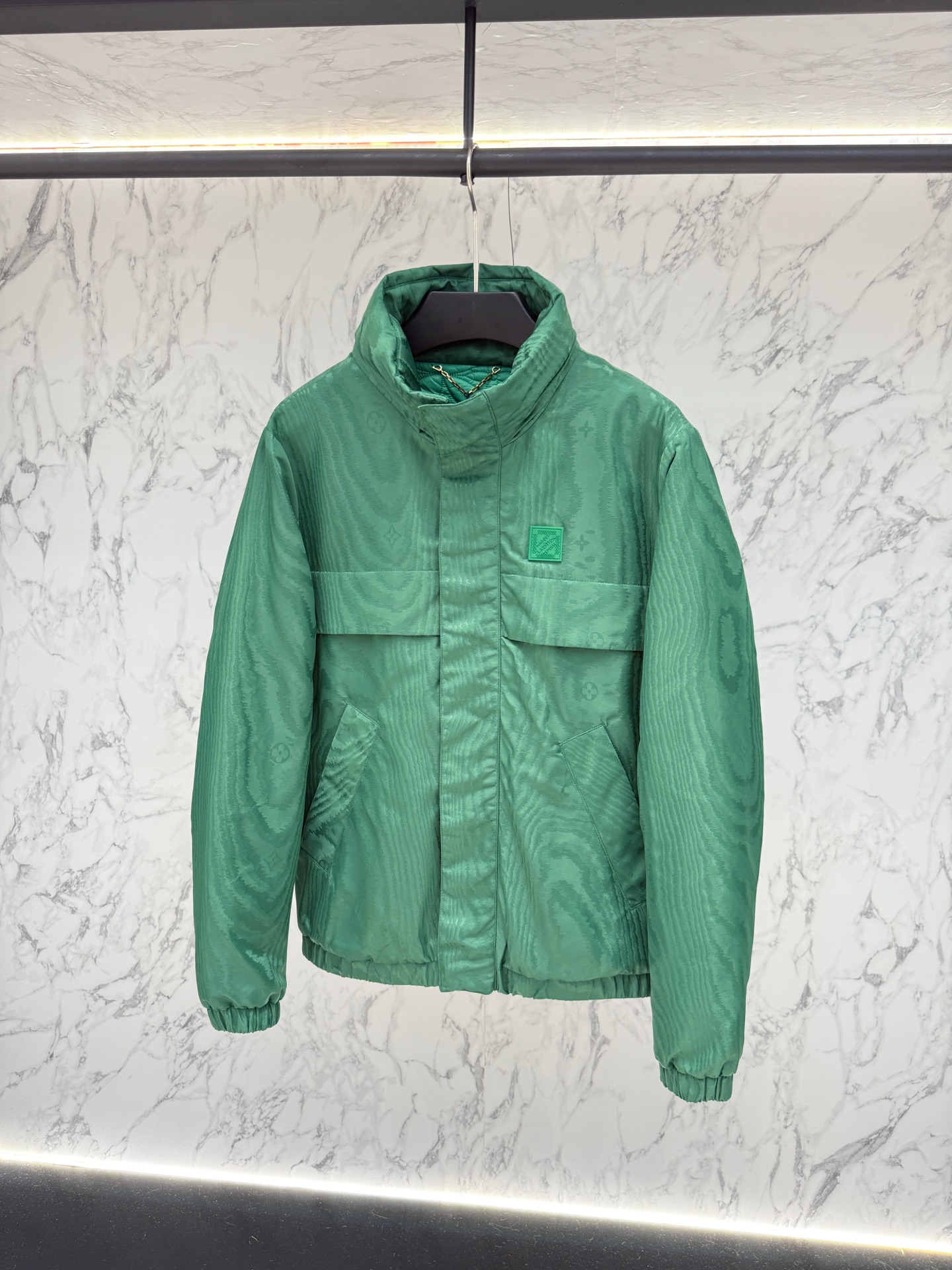 LV高仿綠色立領外套時尚防風輕盈新款｜歐美奢侈品精品推薦