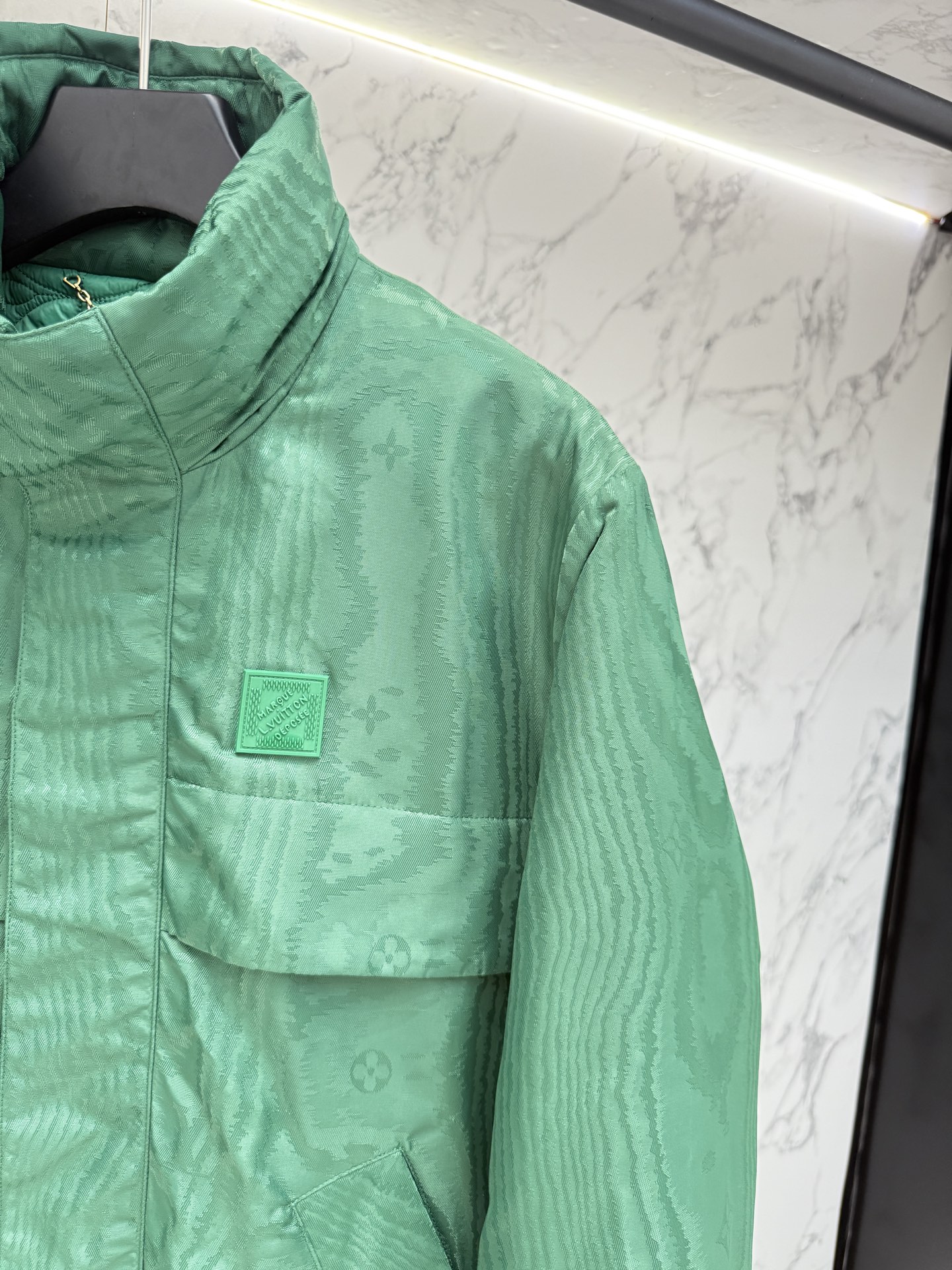 LV高仿綠色立領外套時尚防風輕盈新款｜歐美奢侈品精品推薦
