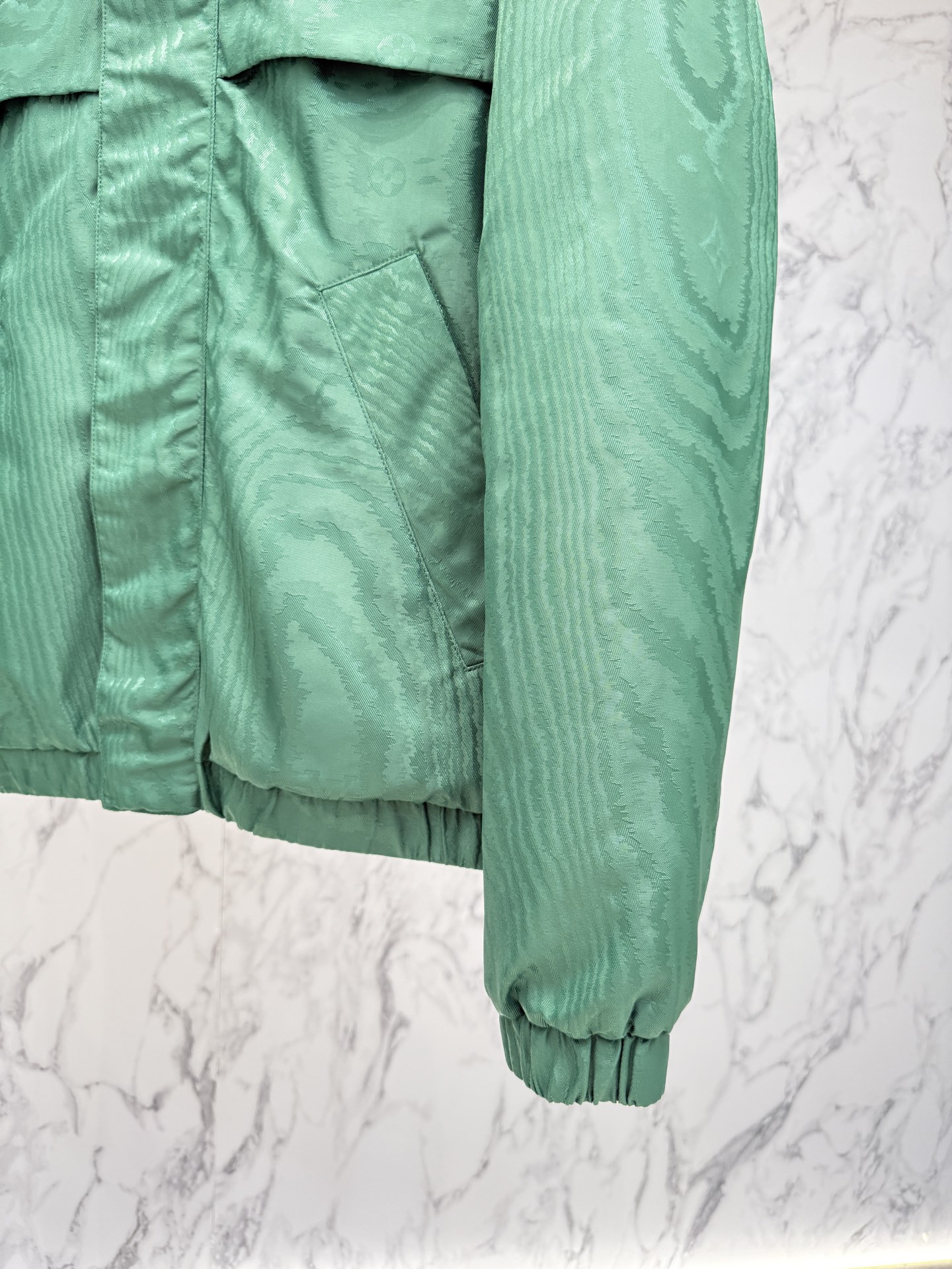 LV高仿綠色立領外套時尚防風輕盈新款｜歐美奢侈品精品推薦