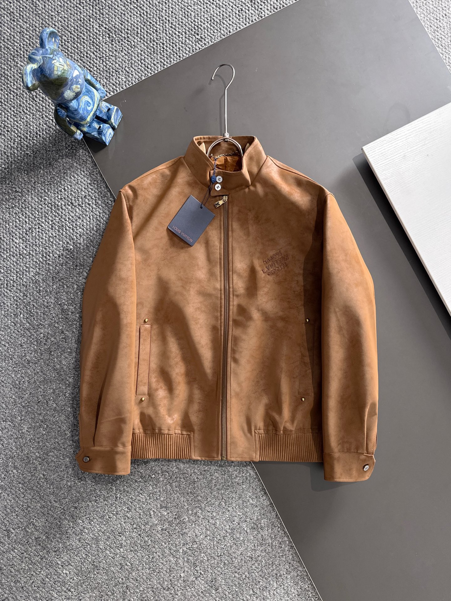 LV A貨麂皮立領外套焦糖棕色質感新款｜歐美奢侈品精品推薦