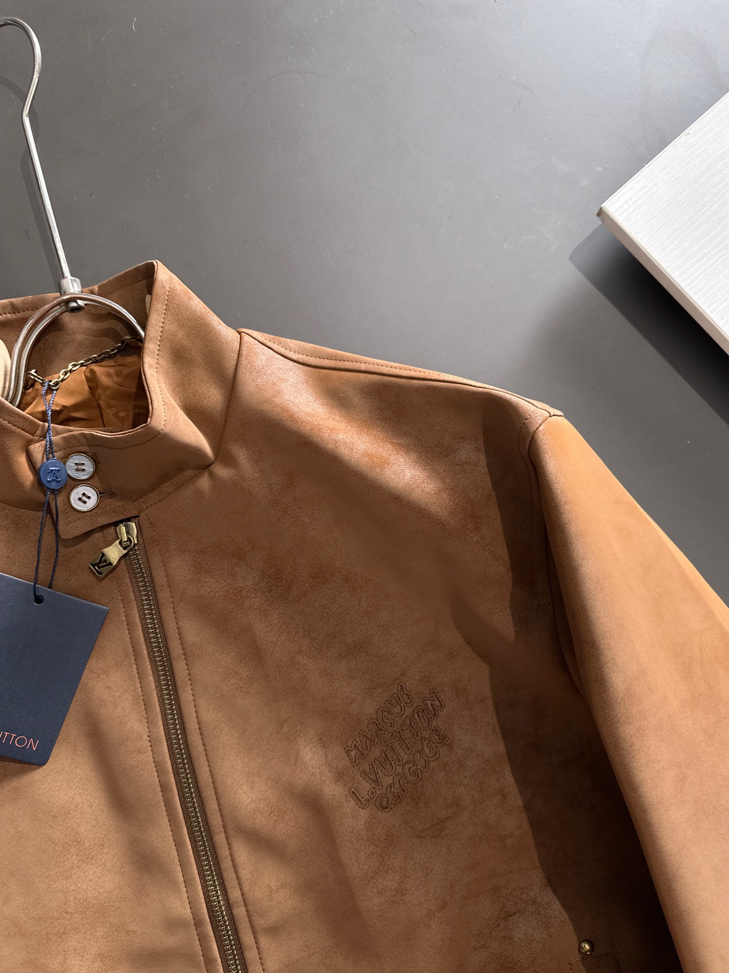 LV A貨麂皮立領外套焦糖棕色質感新款|超A仿原單精品圖片 14 LV A貨麂皮立領外套焦糖棕色質感新款|歐美奢侈品精品推薦