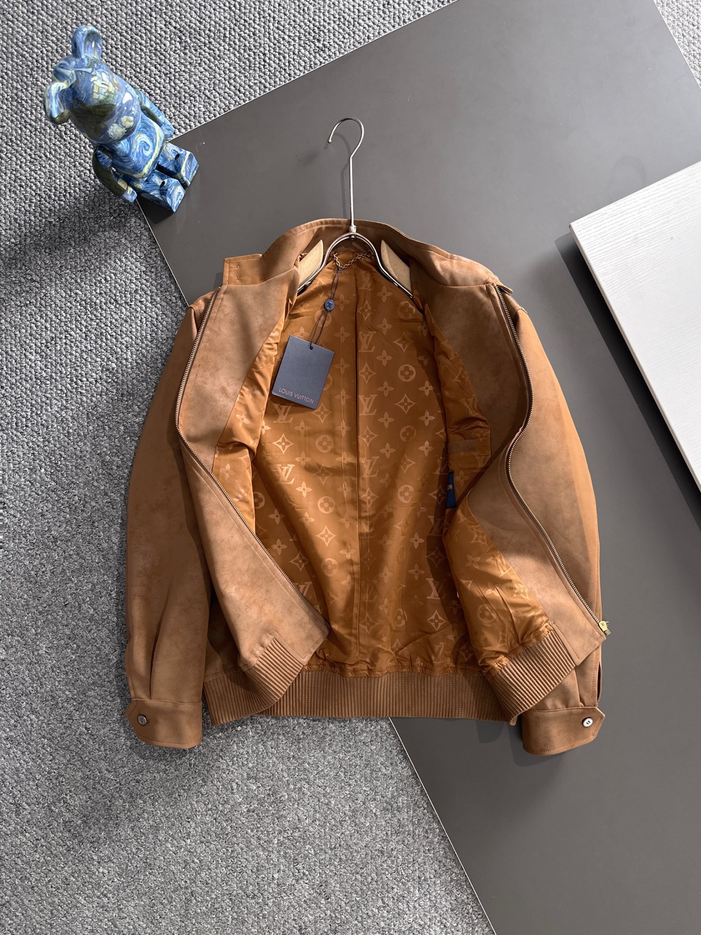 LV A貨麂皮立領外套焦糖棕色質感新款｜歐美奢侈品精品推薦