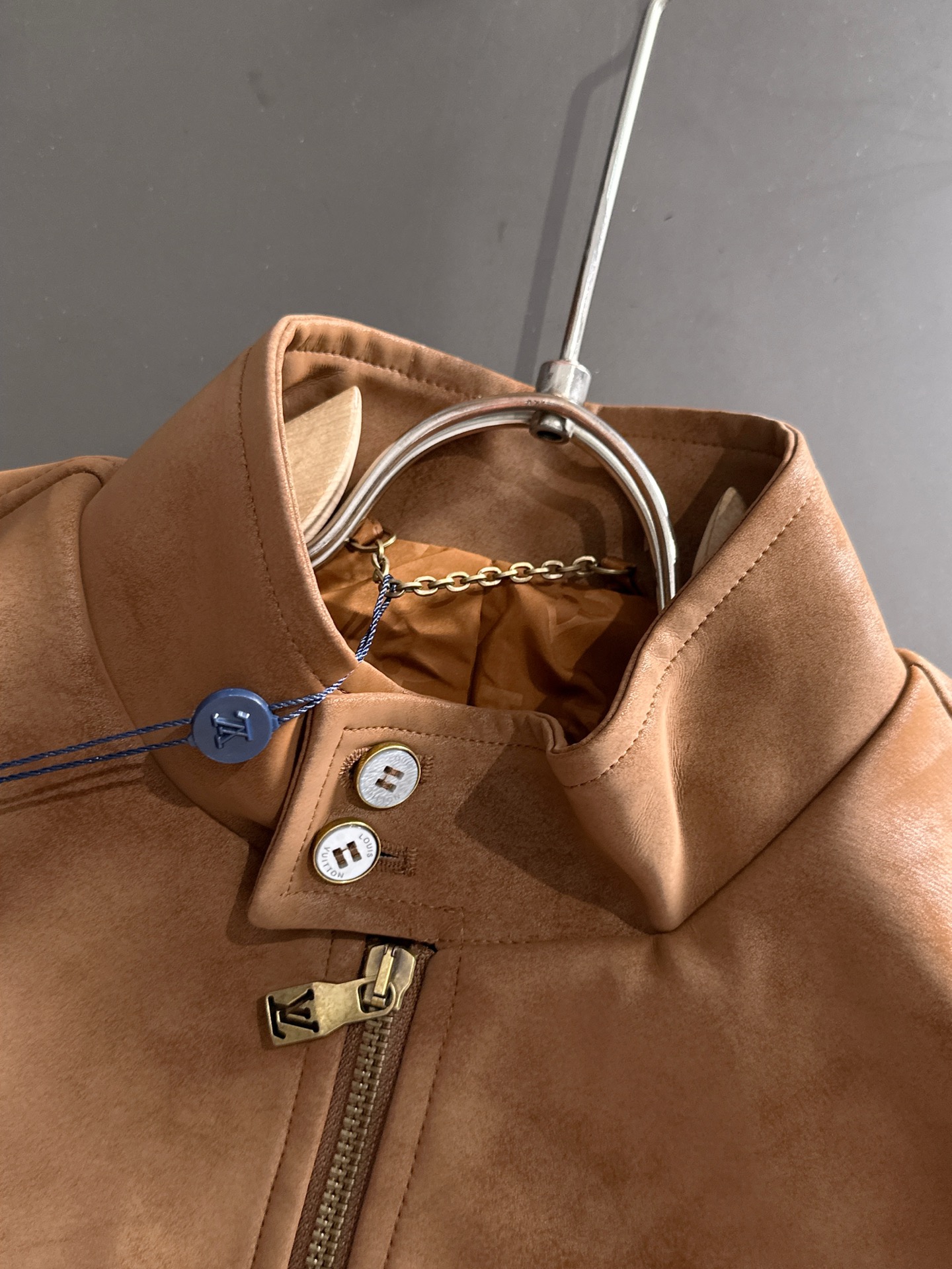 LV A貨麂皮立領外套焦糖棕色質感新款｜歐美奢侈品精品推薦