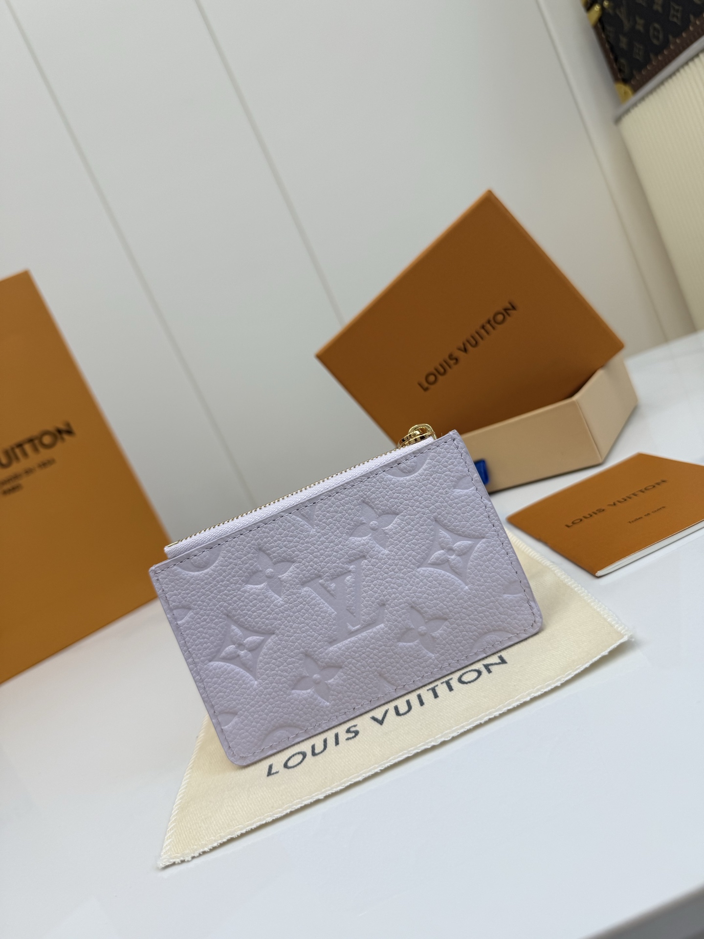 LV高仿女士卡夾零錢包淡紫Monogram壓紋金屬吊飾精緻小巧款｜歐美奢侈品精品推薦