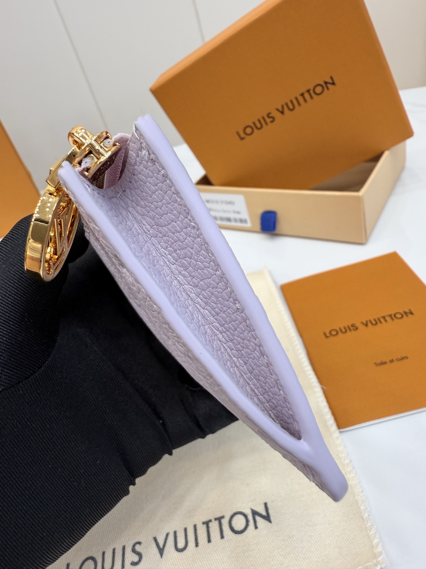 LV高仿女士卡夾零錢包淡紫Monogram壓紋金屬吊飾精緻小巧款｜歐美奢侈品精品推薦