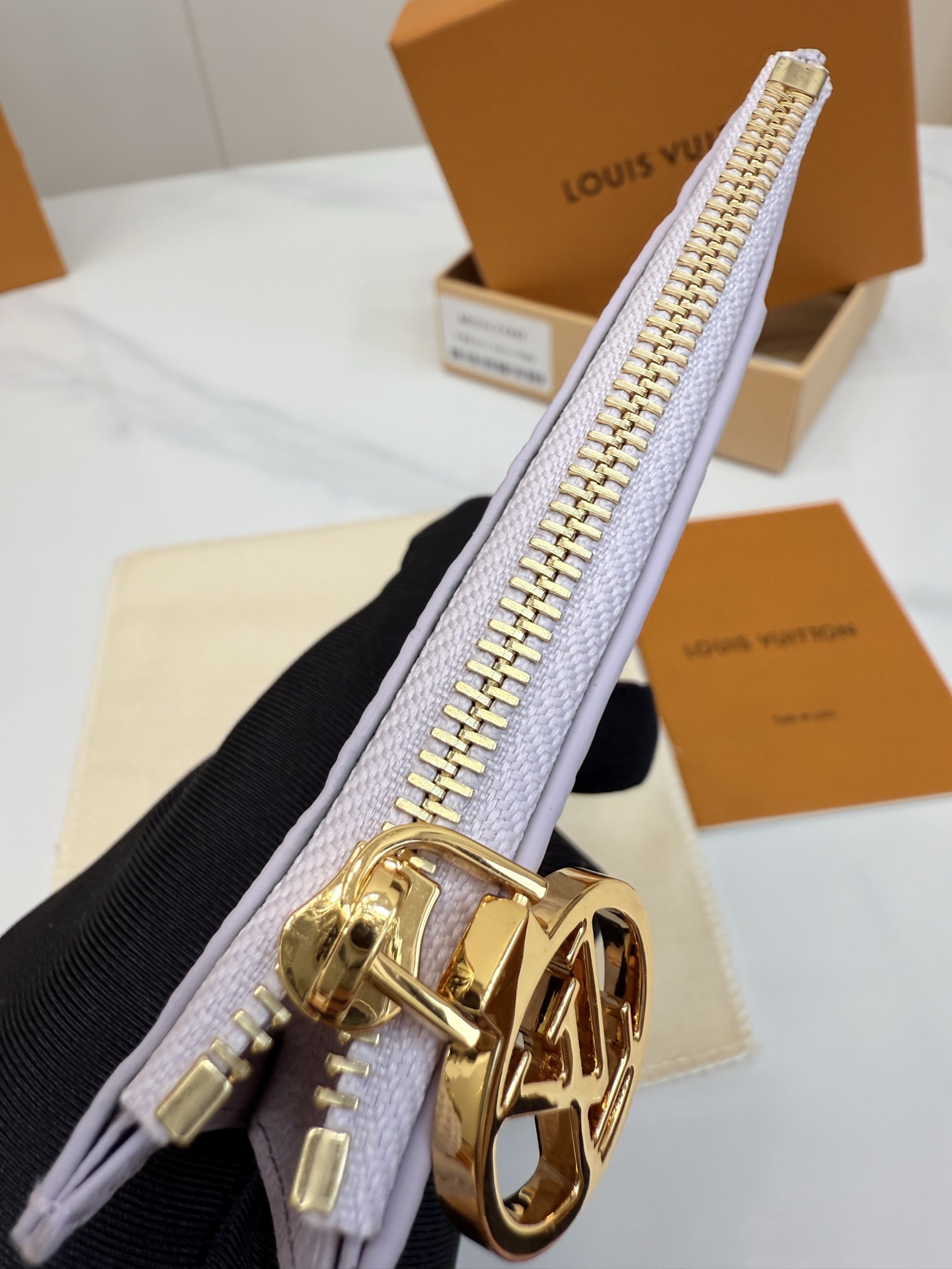LV高仿女士卡夾零錢包淡紫Monogram壓紋金屬吊飾精緻小巧款｜歐美奢侈品精品推薦
