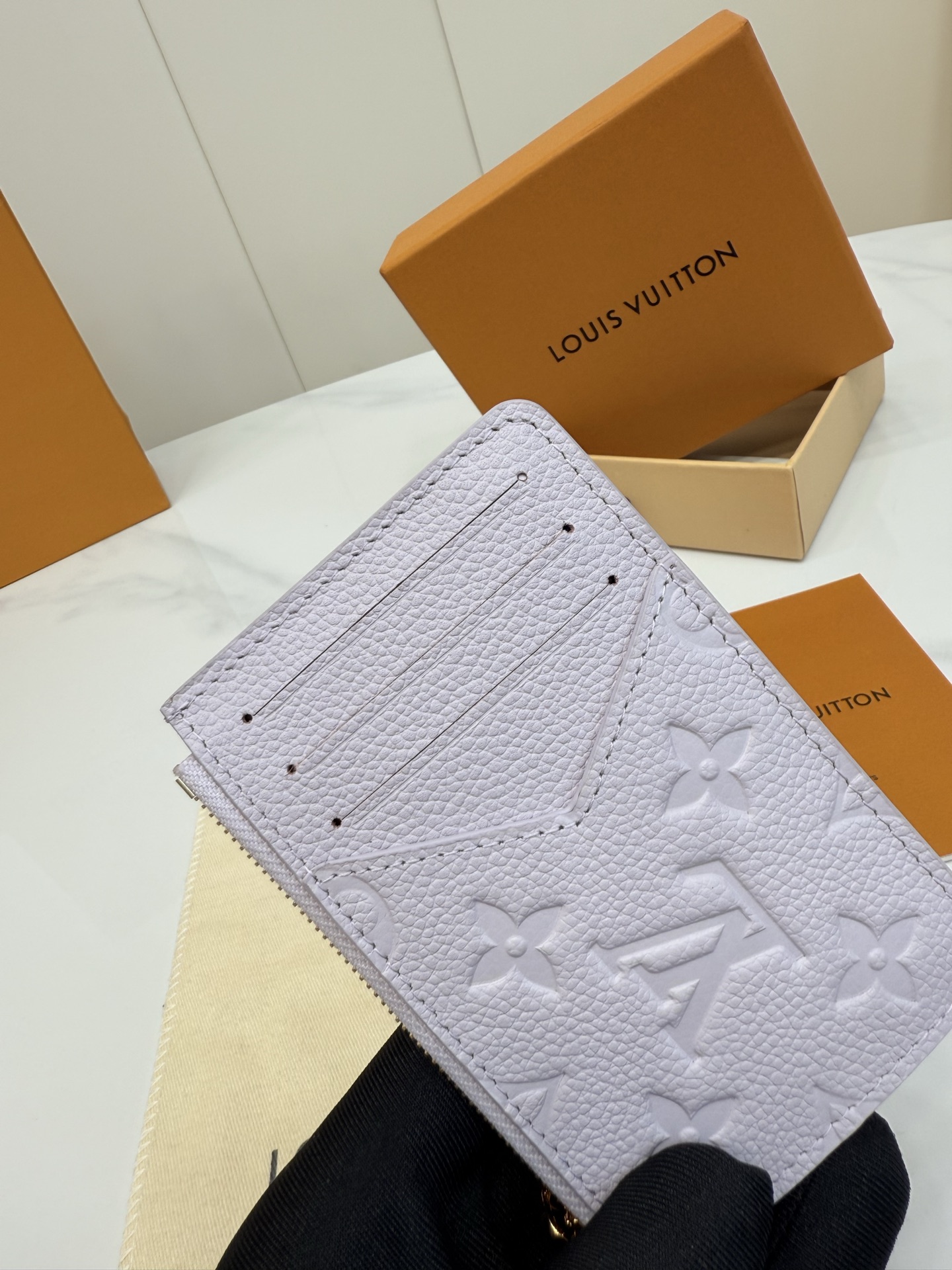 LV高仿女士卡夾零錢包淡紫Monogram壓紋金屬吊飾精緻小巧款｜歐美奢侈品精品推薦