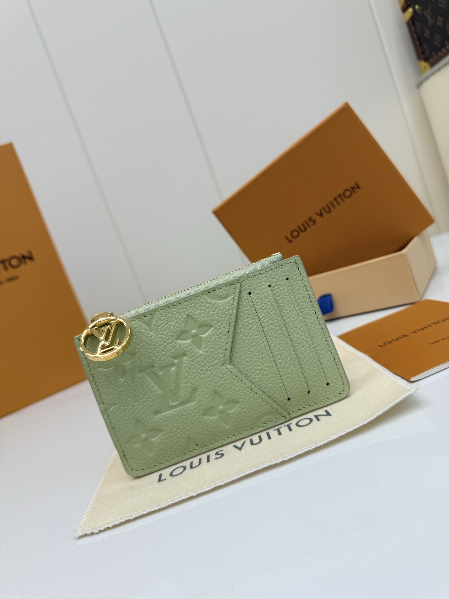 LV一比一女士卡夾零錢包薄荷綠Monogram壓紋金屬吊飾小巧清新款