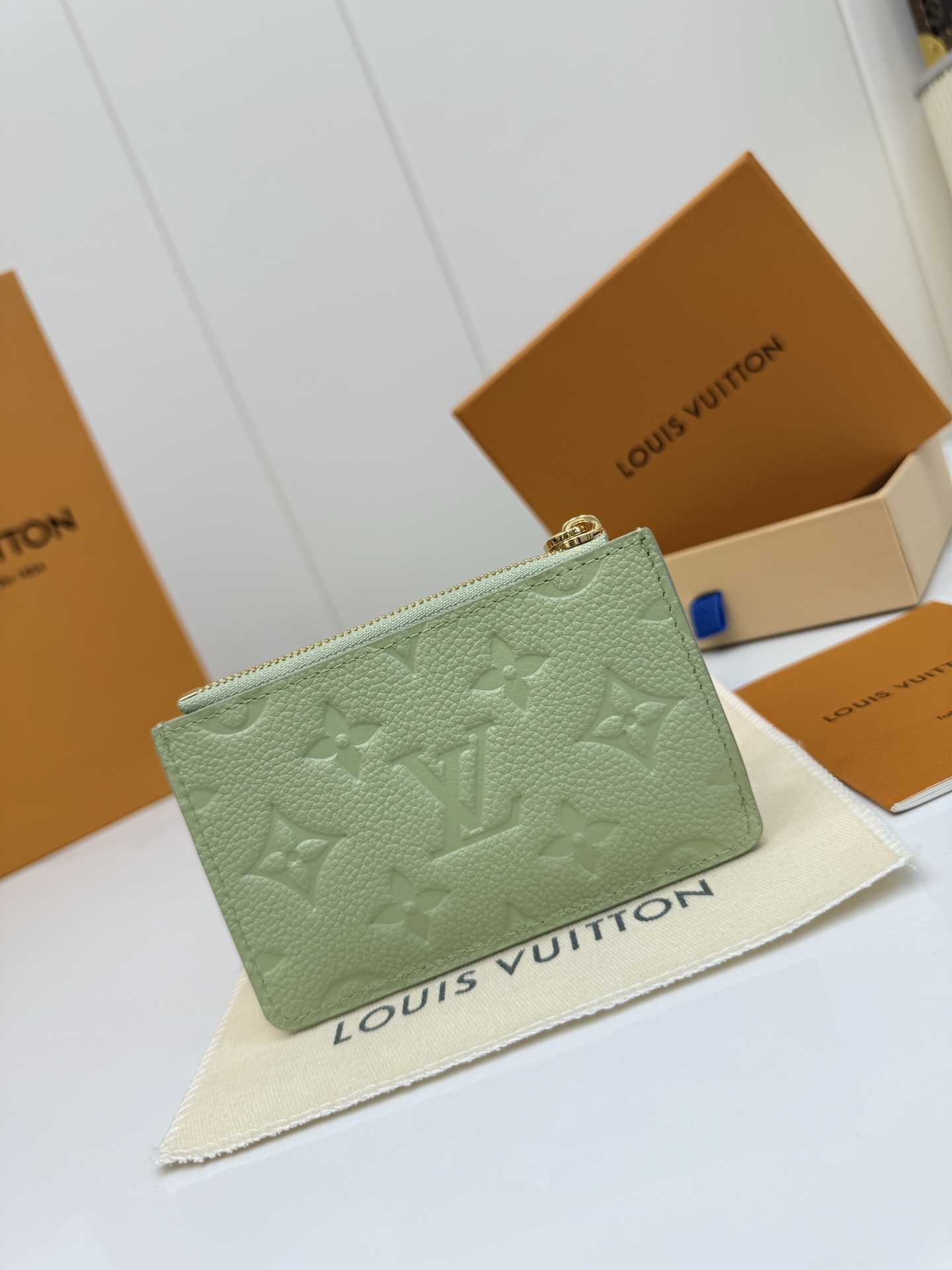 LV一比一女士卡夾零錢包薄荷綠Monogram壓紋金屬吊飾小巧清新款｜歐美奢侈品精品推薦
