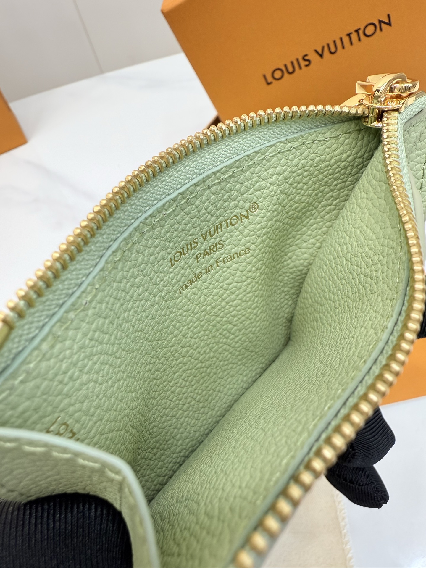 LV一比一女士卡夾零錢包薄荷綠Monogram壓紋金屬吊飾小巧清新款｜歐美奢侈品精品推薦