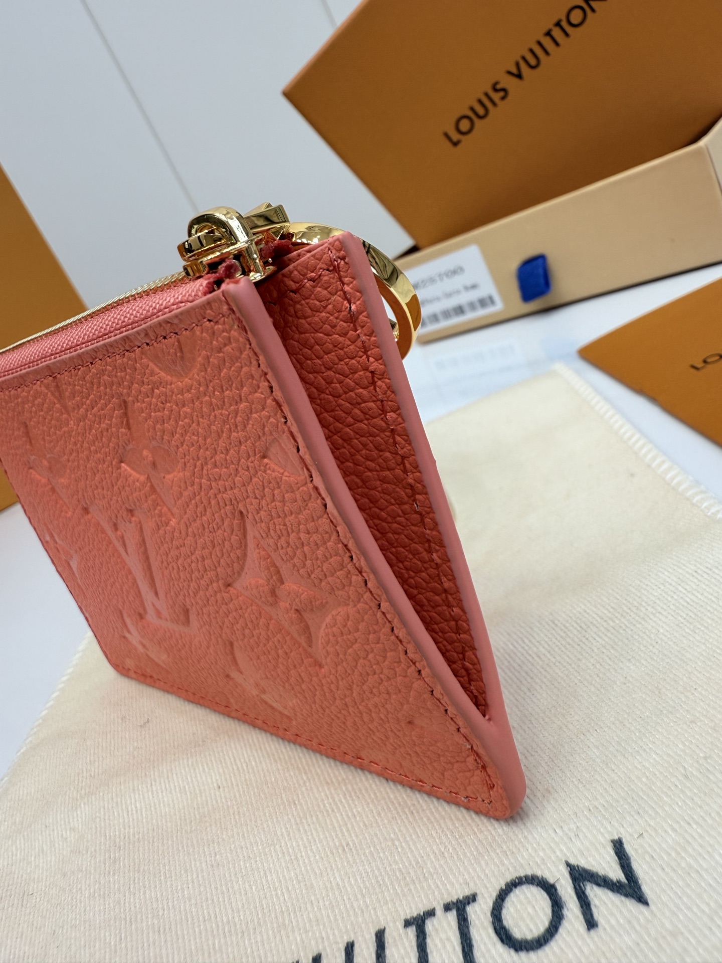 LV原單女士卡夾零錢包珊瑚橘Monogram壓紋金屬吊飾活力小巧款｜歐美奢侈品精品推薦