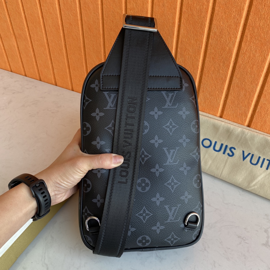 LV一比一男士Monogram單肩包深灰經典花紋斜背胸包｜歐美奢侈品精品推薦