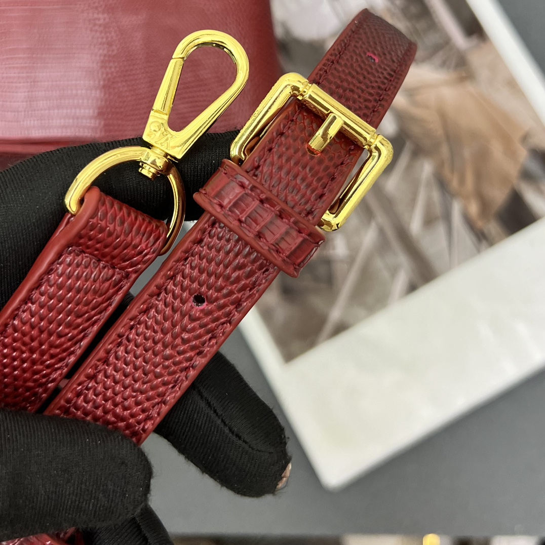 LV 一比一 M12297 酒紅壓紋手提包 金扣細節27cm優雅百搭款｜歐美奢侈品精品推薦