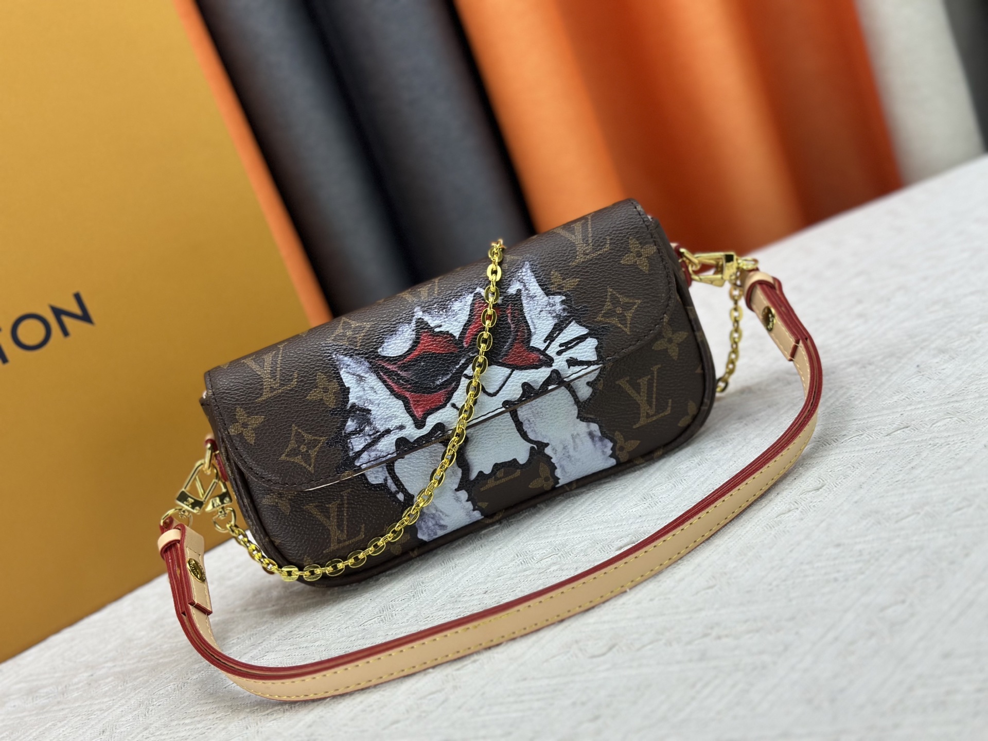 LV 高仿限量款塗鴉圖騰迷你腋下包 經典Monogram老花鏈條包