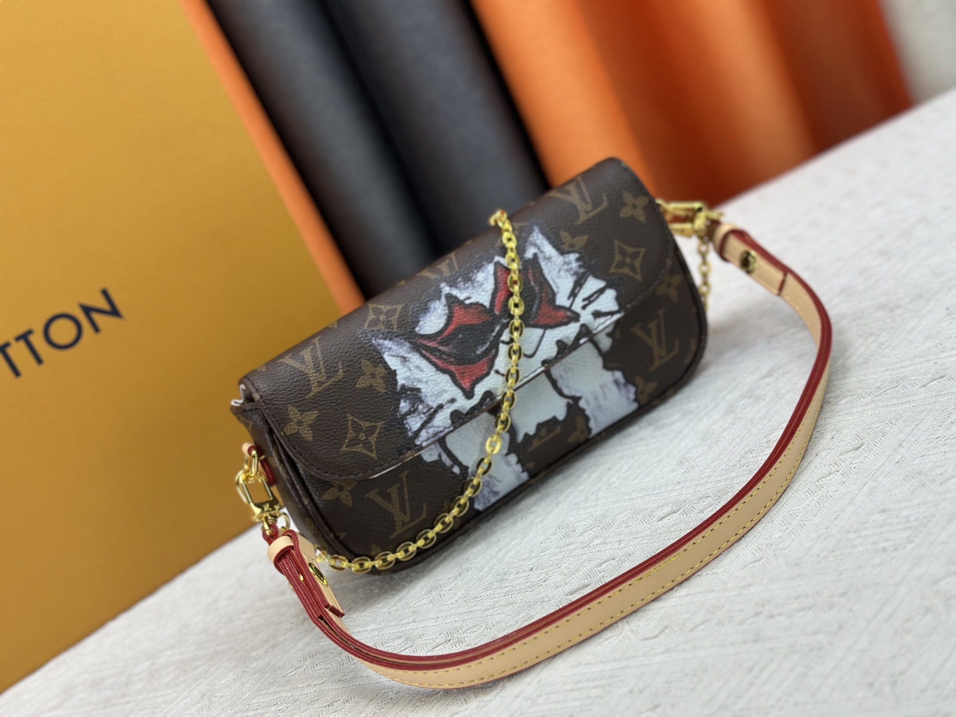LV 高仿限量款塗鴉圖騰迷你腋下包 經典Monogram老花鏈條包｜歐美奢侈品精品推薦
