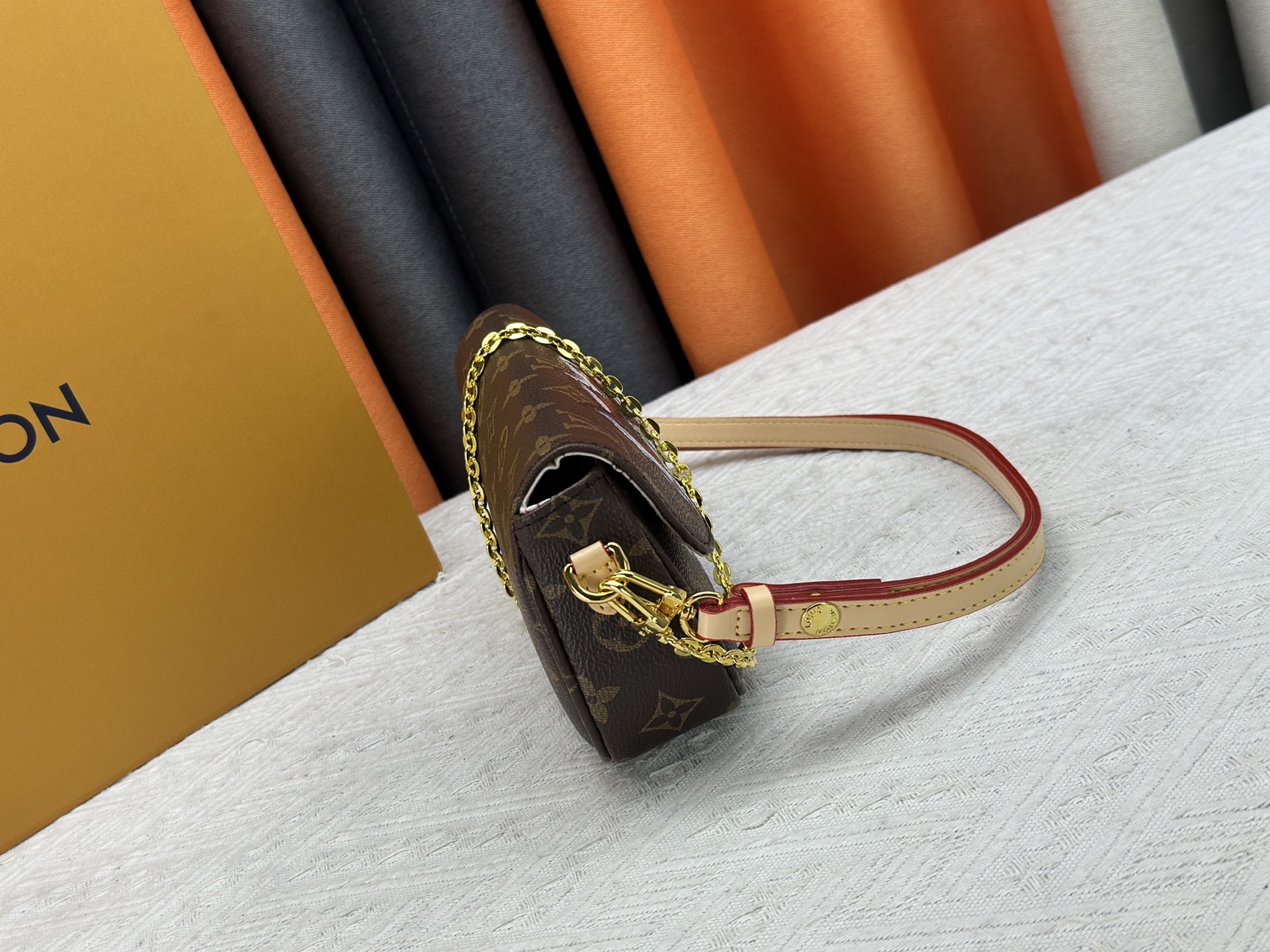 LV 高仿限量款塗鴉圖騰迷你腋下包 經典Monogram老花鏈條包｜歐美奢侈品精品推薦