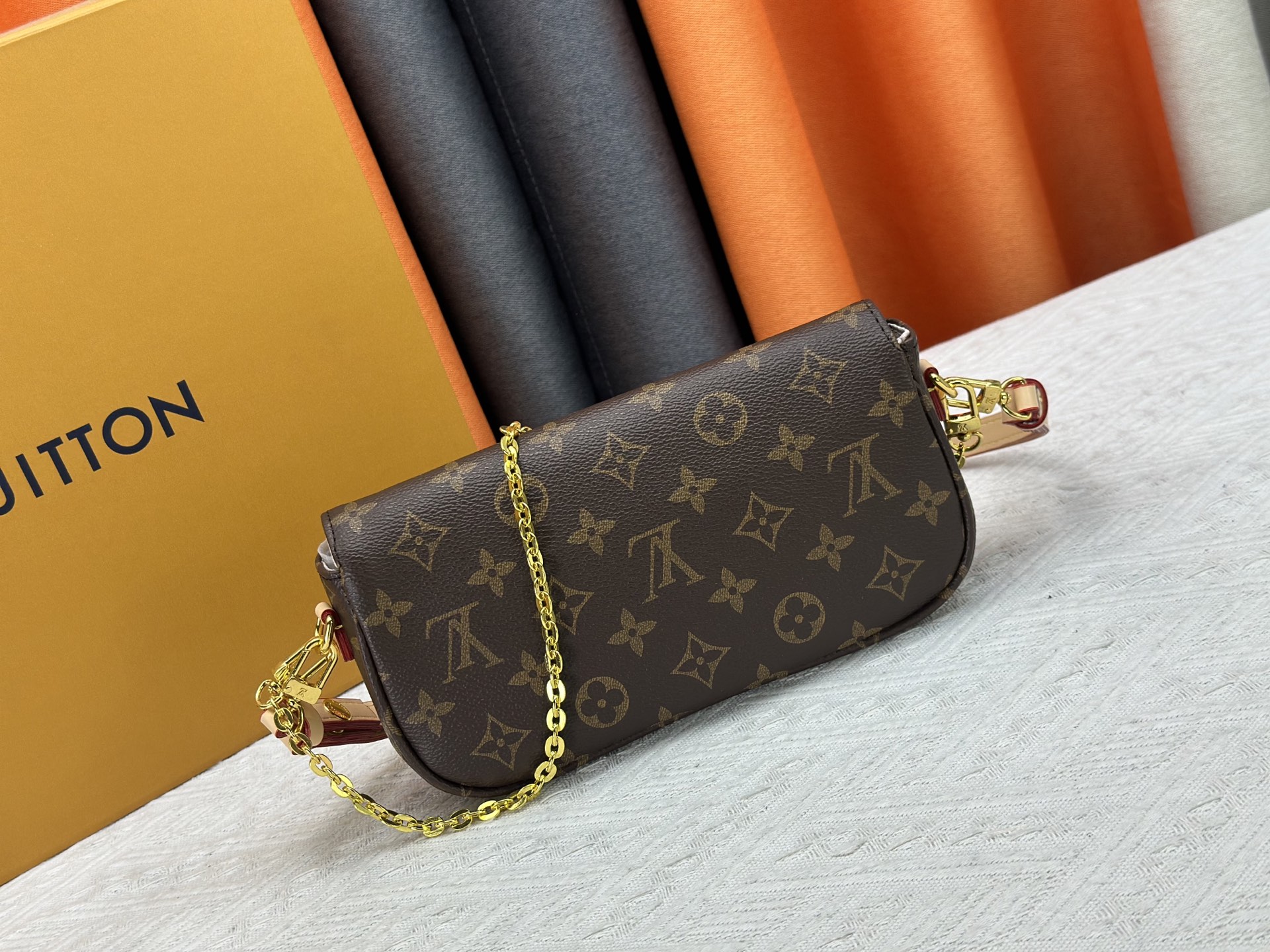 LV 高仿限量款塗鴉圖騰迷你腋下包 經典Monogram老花鏈條包｜歐美奢侈品精品推薦