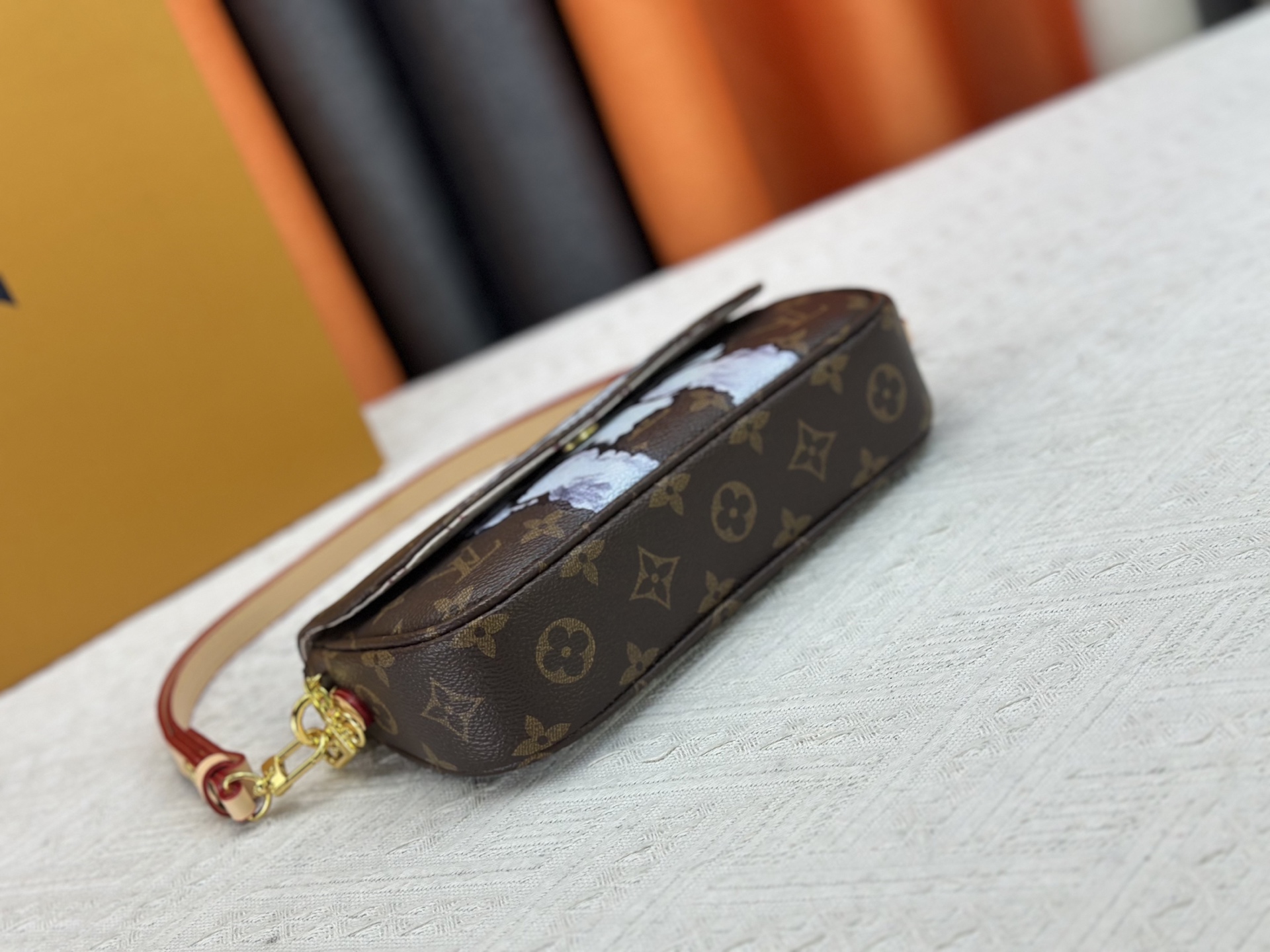 LV 高仿限量款塗鴉圖騰迷你腋下包 經典Monogram老花鏈條包｜歐美奢侈品精品推薦