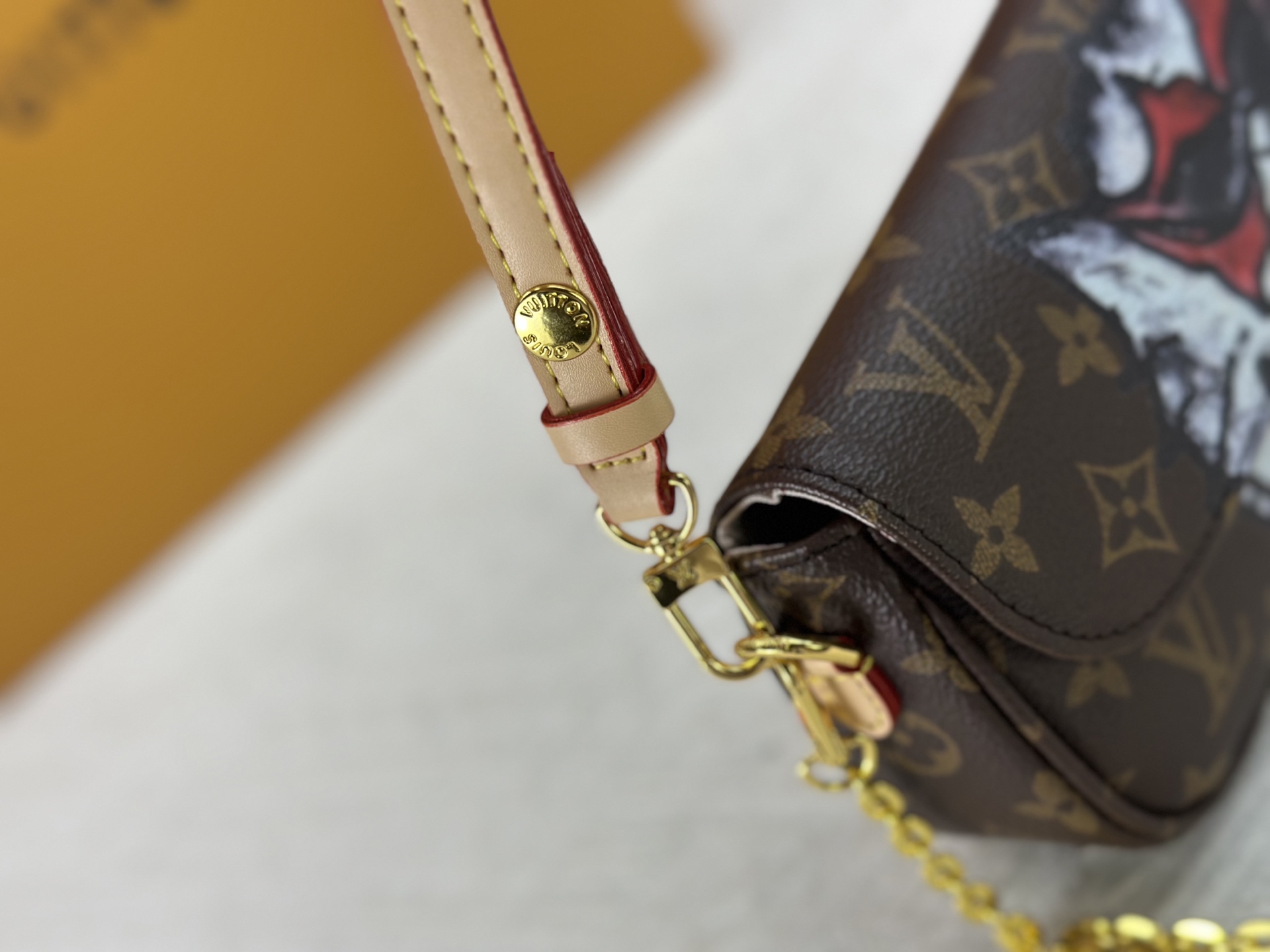 LV 高仿限量款塗鴉圖騰迷你腋下包 經典Monogram老花鏈條包｜歐美奢侈品精品推薦