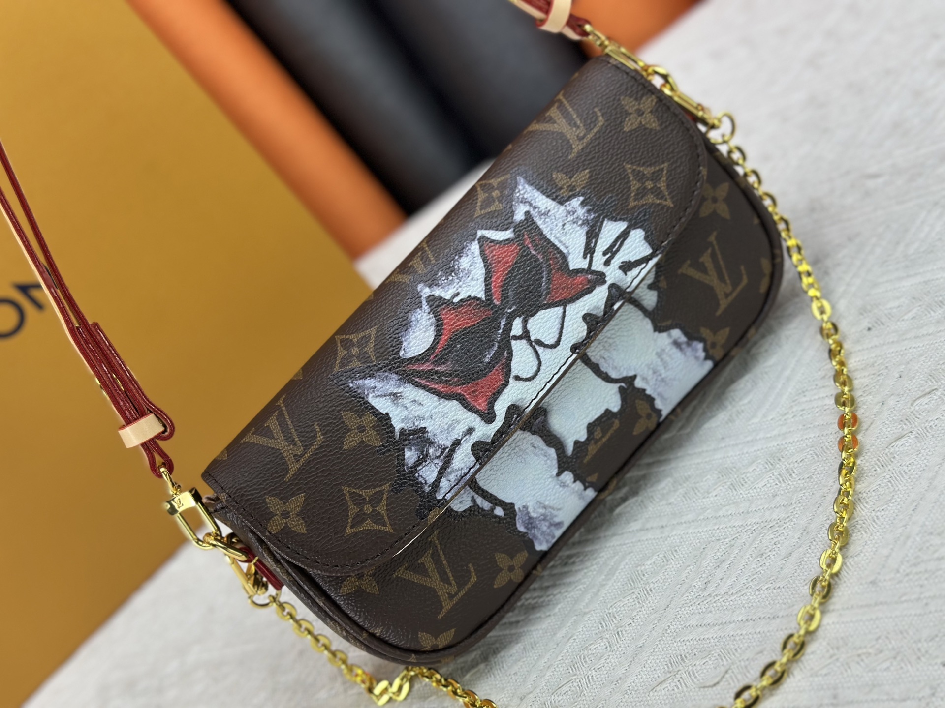 LV 高仿限量款塗鴉圖騰迷你腋下包 經典Monogram老花鏈條包｜歐美奢侈品精品推薦