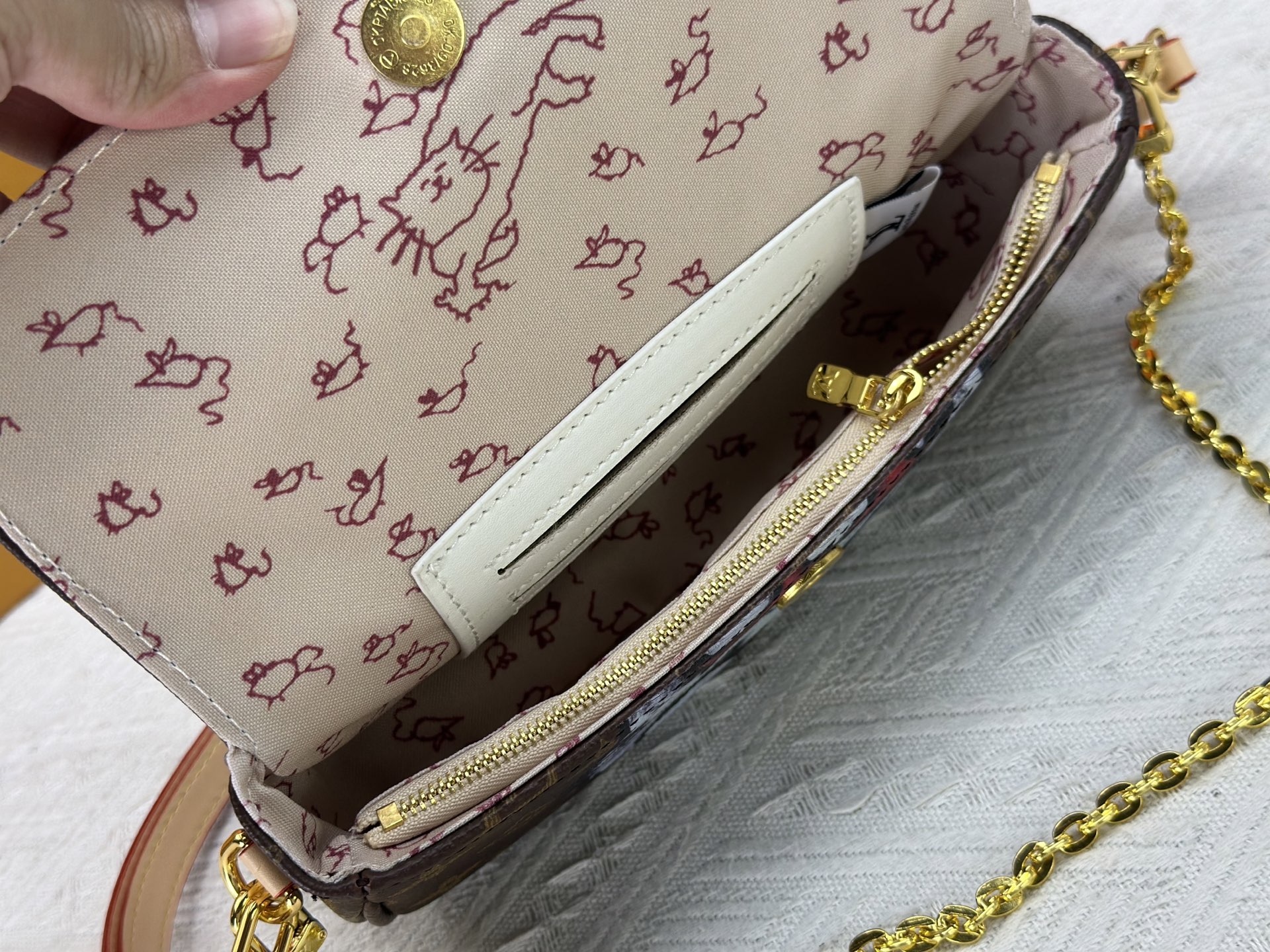 LV 高仿限量款塗鴉圖騰迷你腋下包 經典Monogram老花鏈條包｜歐美奢侈品精品推薦