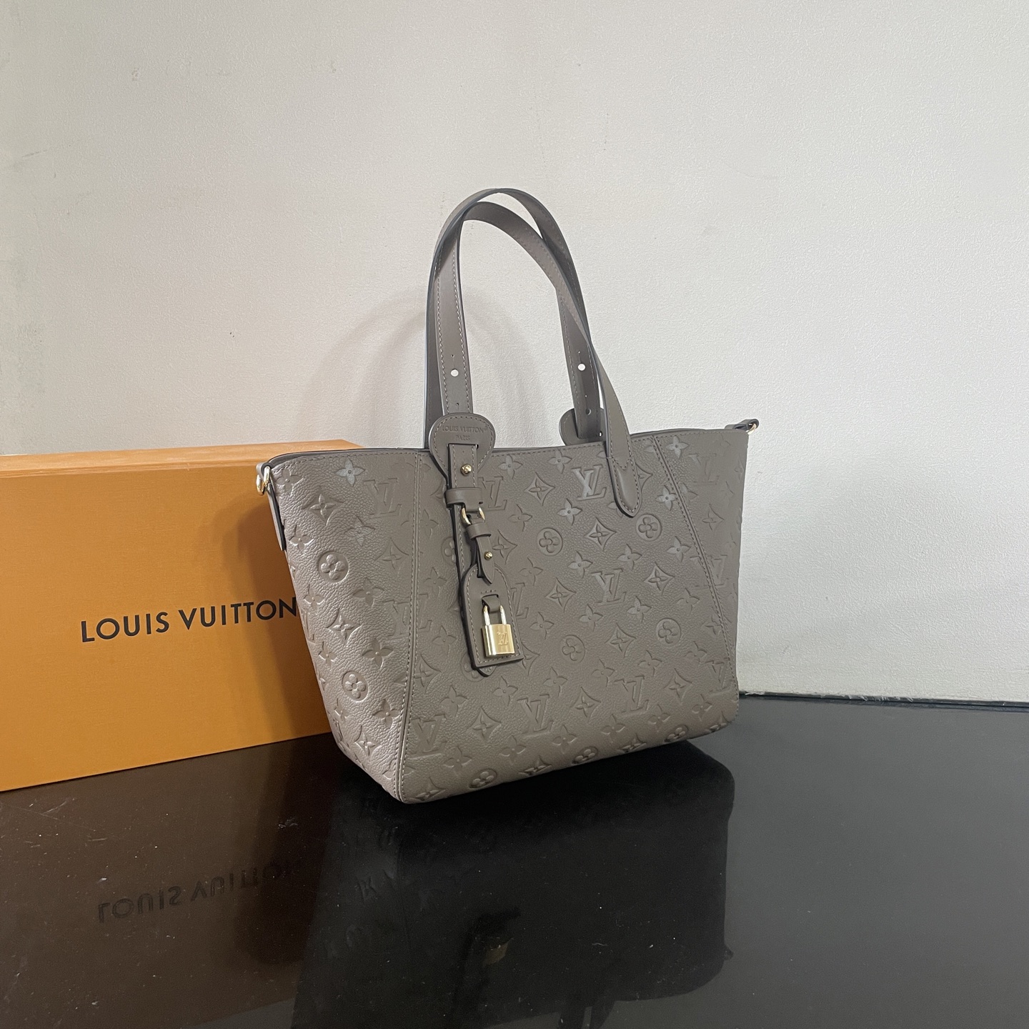 LV高仿女士手提包霧灰Monogram壓紋鎖扣點綴典雅通勤百搭款｜歐美奢侈品精品推薦