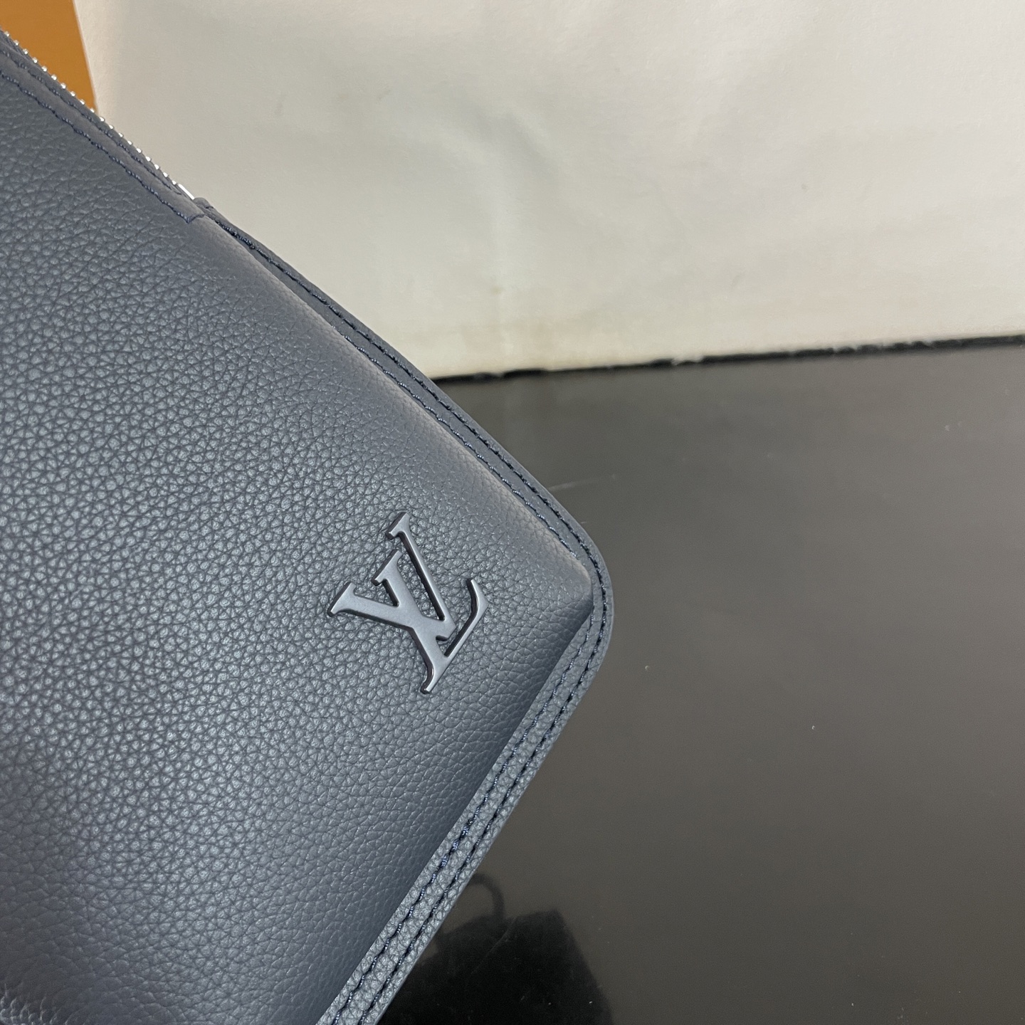 LVA貨男士單肩斜背包霧藍粒面牛皮極簡小巧休閒百搭款｜歐美奢侈品精品推薦