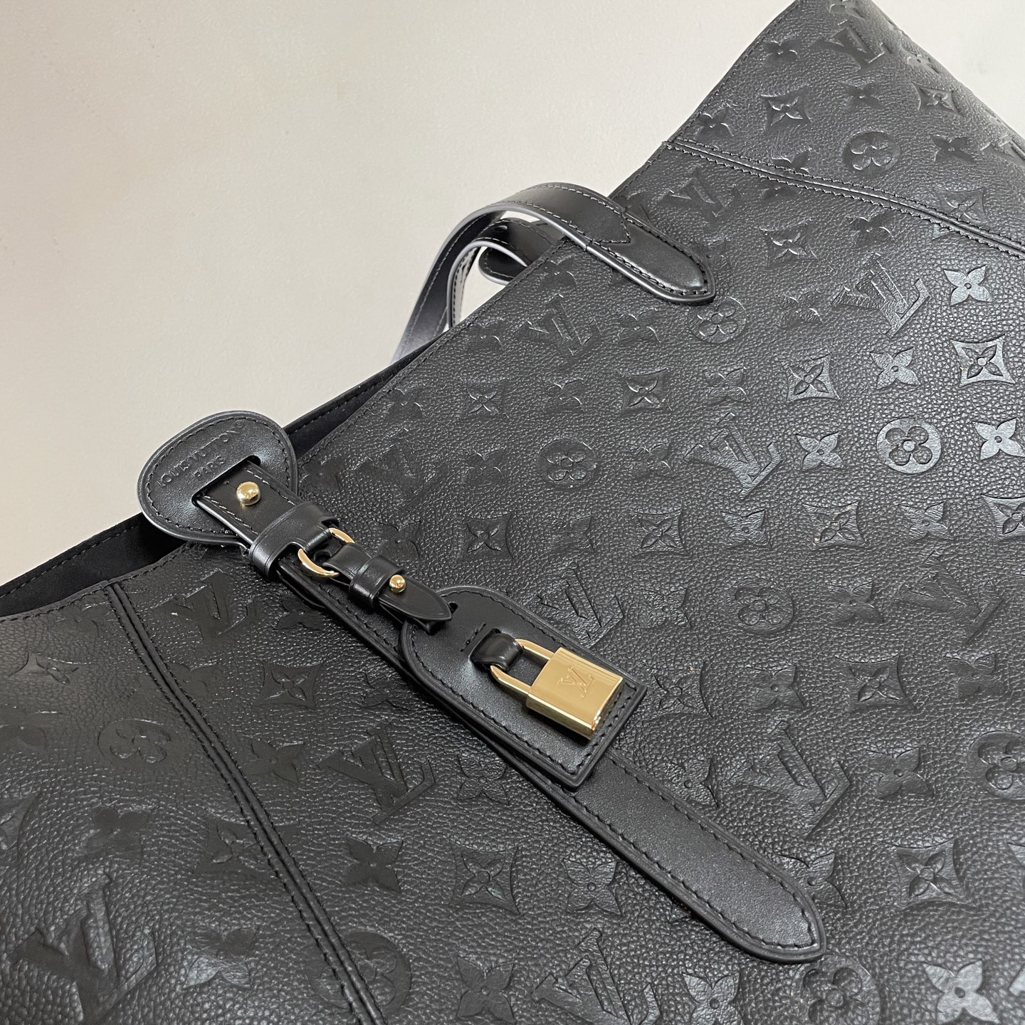 LV高仿女士托特包低調灰黑Monogram鎖扣設計通勤百搭款｜歐美奢侈品精品推薦