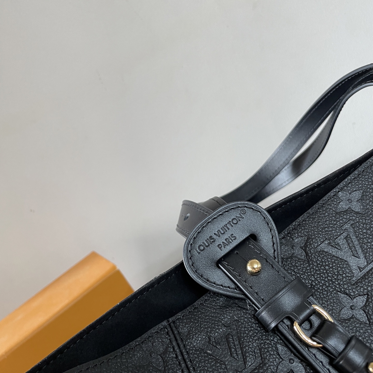 LV高仿女士托特包低調灰黑Monogram鎖扣設計通勤百搭款｜歐美奢侈品精品推薦