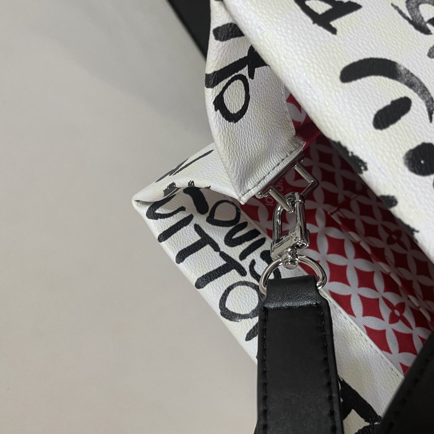 LV一比一女士手提托特包塗鴉字母黑白拼紅LOGO潮流大容量款｜歐美奢侈品精品推薦