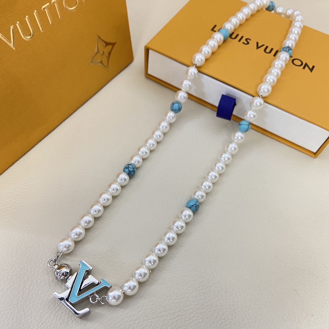 LV原單珍珠串飾頸鏈 白色圓珠點綴藍紋石 經典LV銀色吊牌｜歐美奢侈品精品推薦