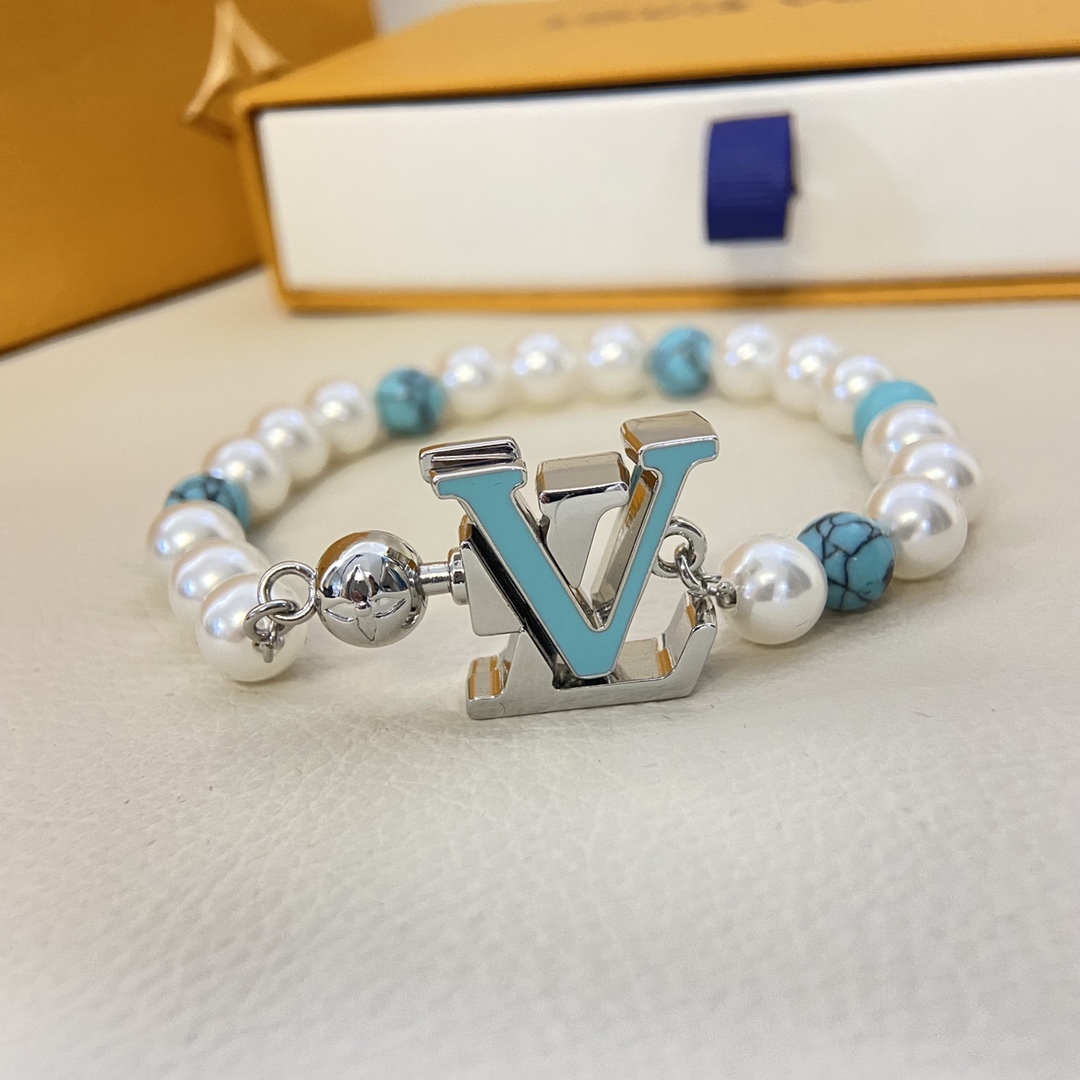 LV A貨珍珠串飾手鏈 白珍珠襯藍紋石 點綴湖水藍LV標誌吊飾｜歐美奢侈品精品推薦