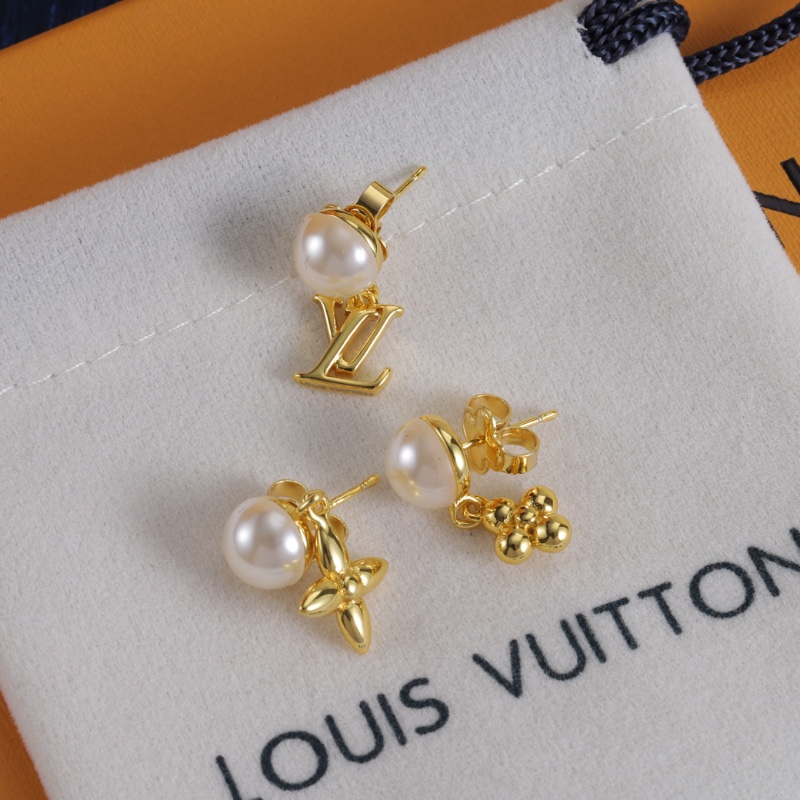 LV 精品仿製珍珠耳環 三色可選 點綴花瓣吊飾與經典LV標誌｜歐美奢侈品精品推薦