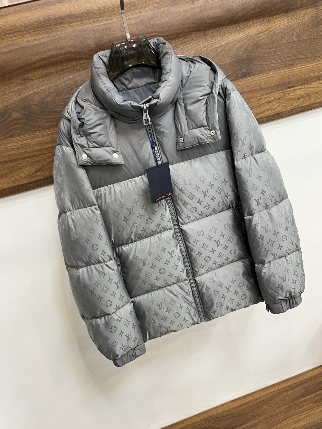 LV 高仿Monogram羽絨外套亮灰拼接設計 冬季防風保暖款｜歐美奢侈品精品推薦